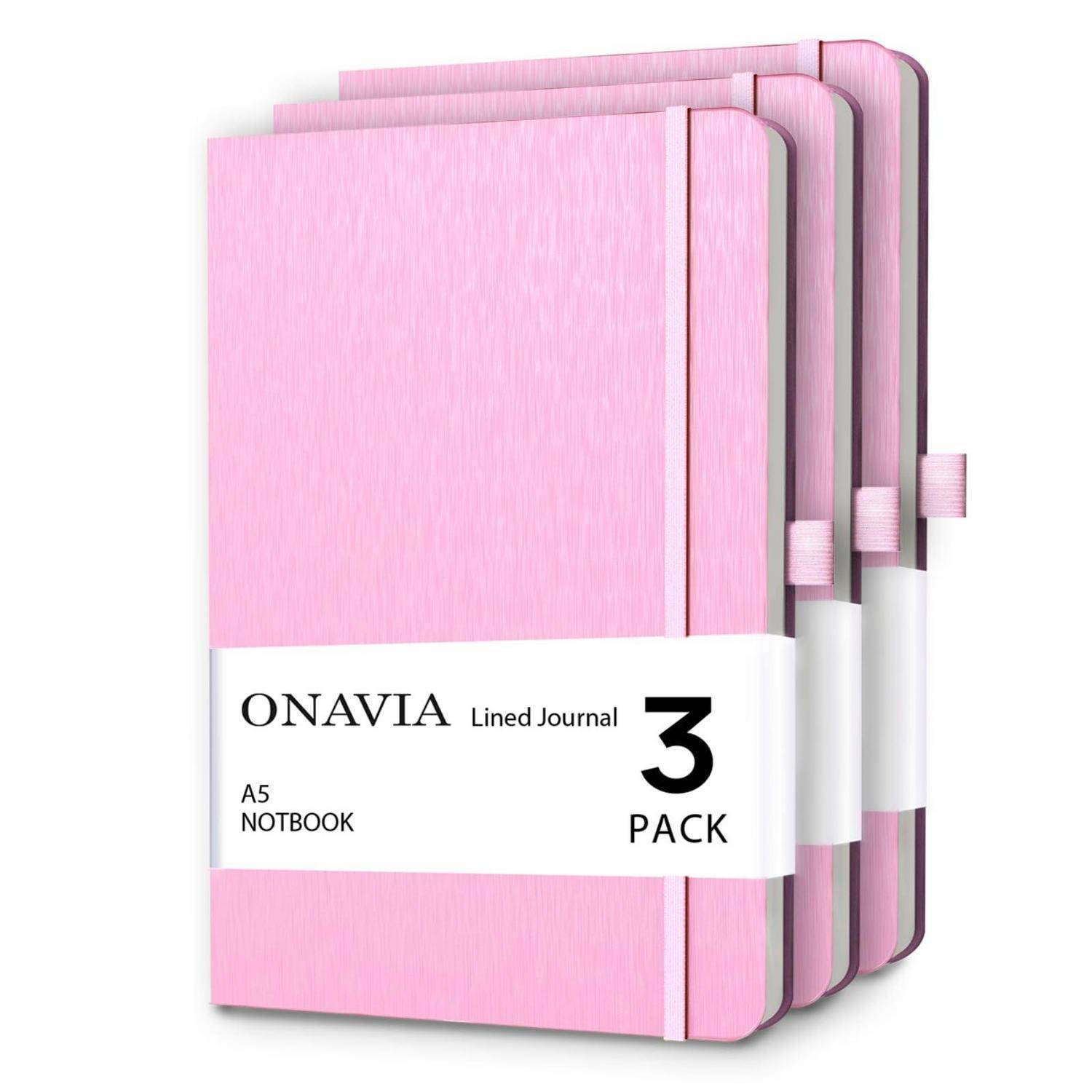 Drei rosa A5-Notizbücher mit Linien in einem 3er-Pack, gestapelt dargestellt mit elastischen Verschlüssen und einem Etikett mit der Aufschrift „ONAVIA Lined Journal 3 PACK