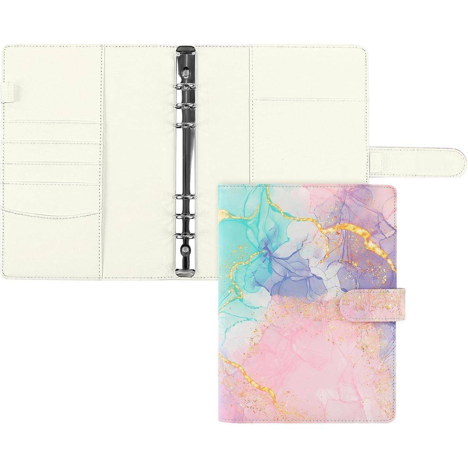 Pastellmarmor-6-Ring-Binderplaner mit Taschen, gezeigt aufgeschlagen mit cremefarbenem Inneren und geschlossen mit mehrfarbigem rosa-blauem Umschlag und Riemen.