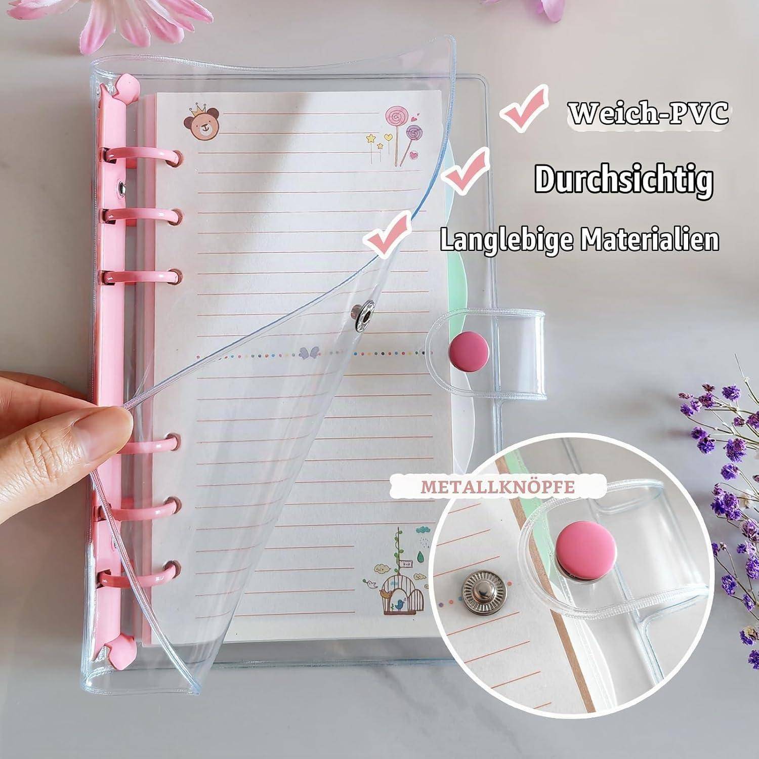 Transparente klare PVC-Plannerhulle mit rosa Druckknopf, gezeigt über einem linierten Notizbuch; Text hebt „Weich-PVC
