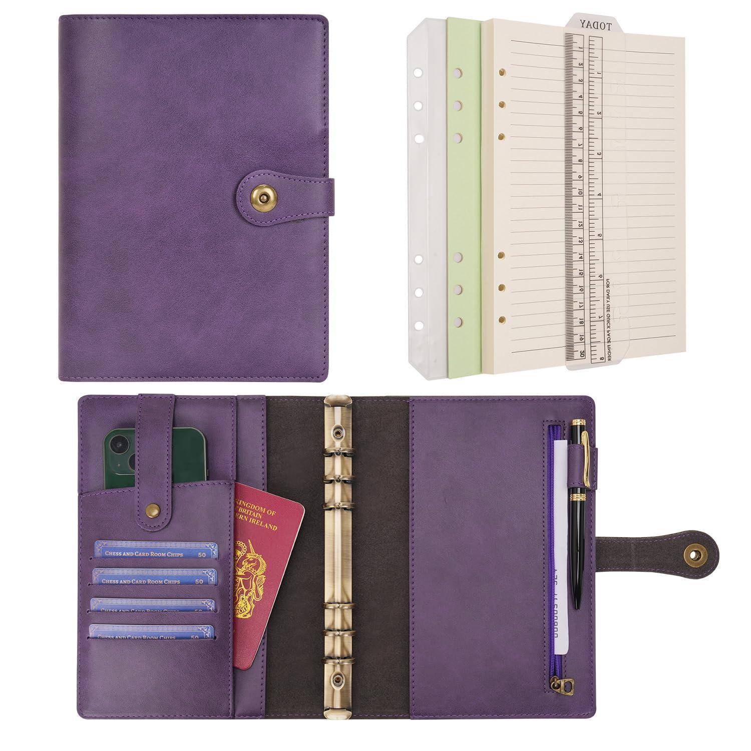 Violetter ringgebundener Planer, geschlossen gezeigt, mit herausnehmbaren linierten Einsätzen und einem Riemen, plus offene innere Taschen, Kartensteckplätze und Stifthalter.