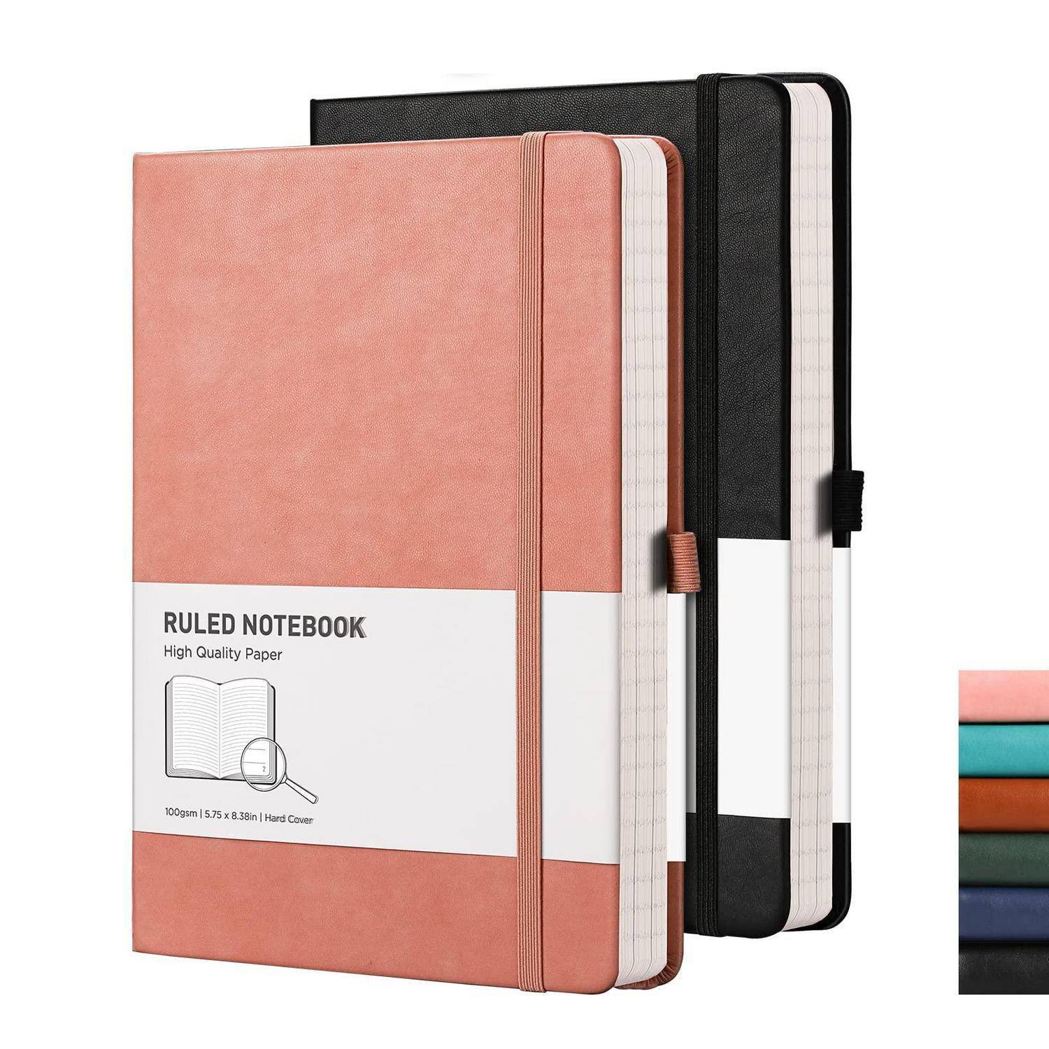 Drei Hardcover-Notizbücher mit Linien in Rosa, Schwarz und Weiß, mit Gummiverschlüssen und Lesezeichen-Bändern; Das Etikett auf der Vorderseite des Notizbuchs liest „RULED NOTEBOOK