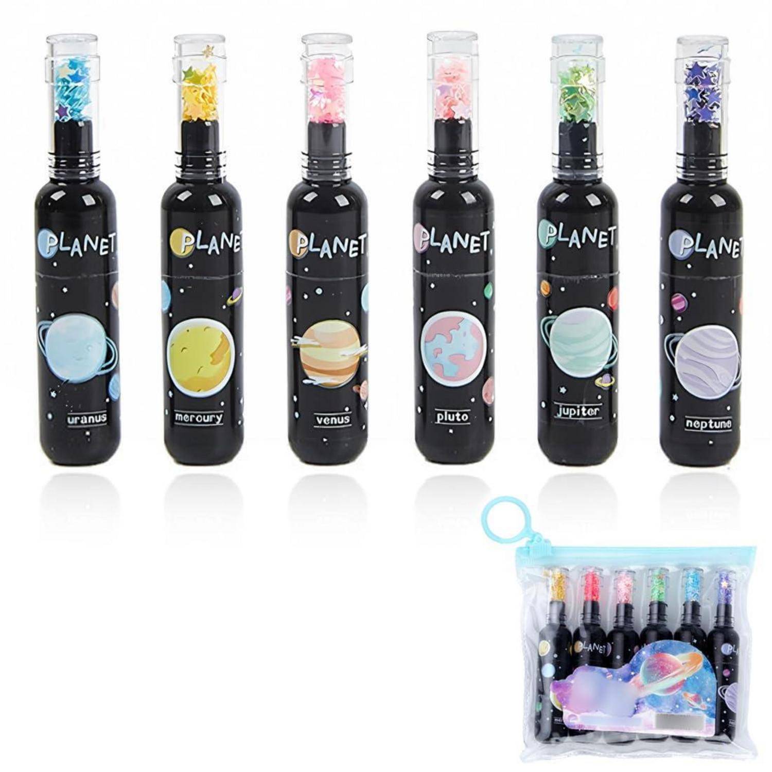 Sechs schwarze Flaschen mit Weltraum-Thema, beschriftet mit Planetennamen, jede mit farbigen Glitter-Deckeln; ein kleines durchsichtiges Beutel unten rechts enthält das Set.