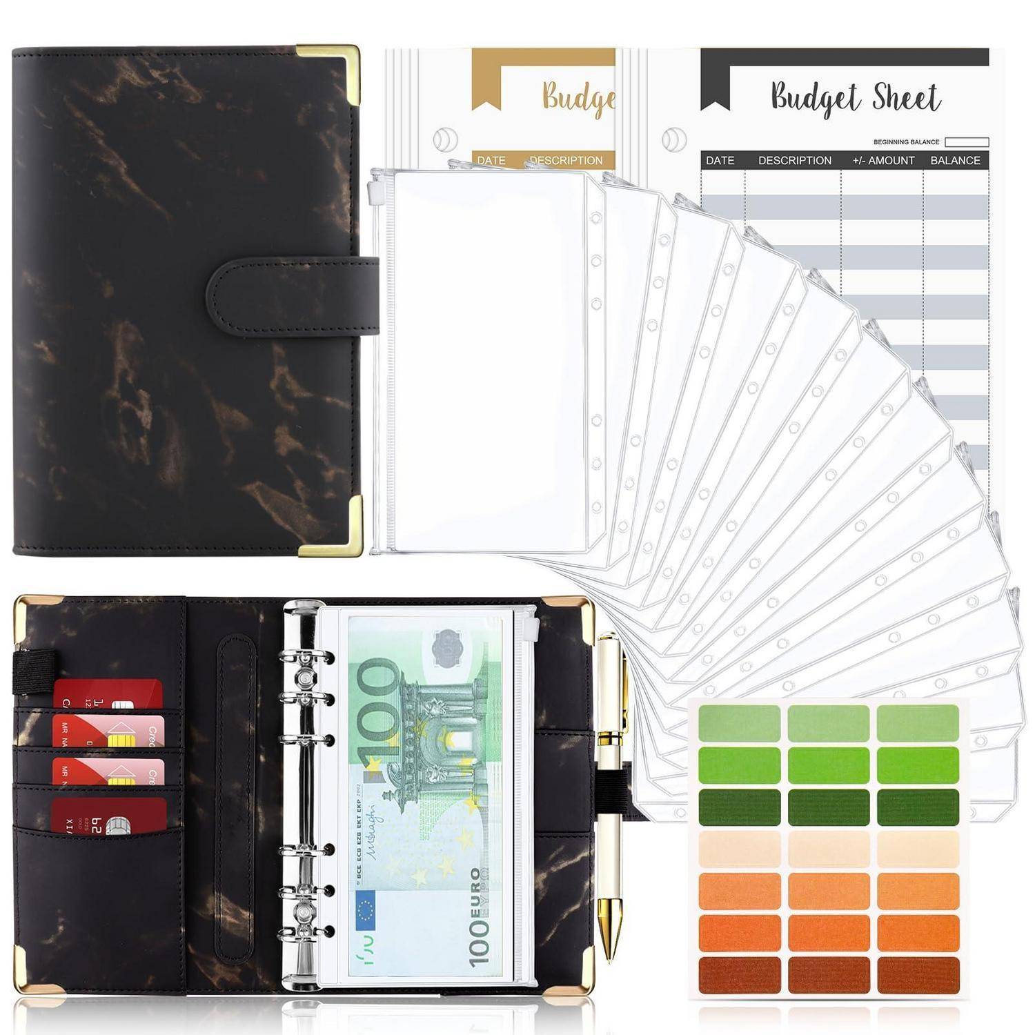 Schwarzer Budgetplaner mit Bindermappen, Budgetblättern, Kartensteckplätzen, Stift, Bargeld und Farbmustern zur Finanzorganisation.