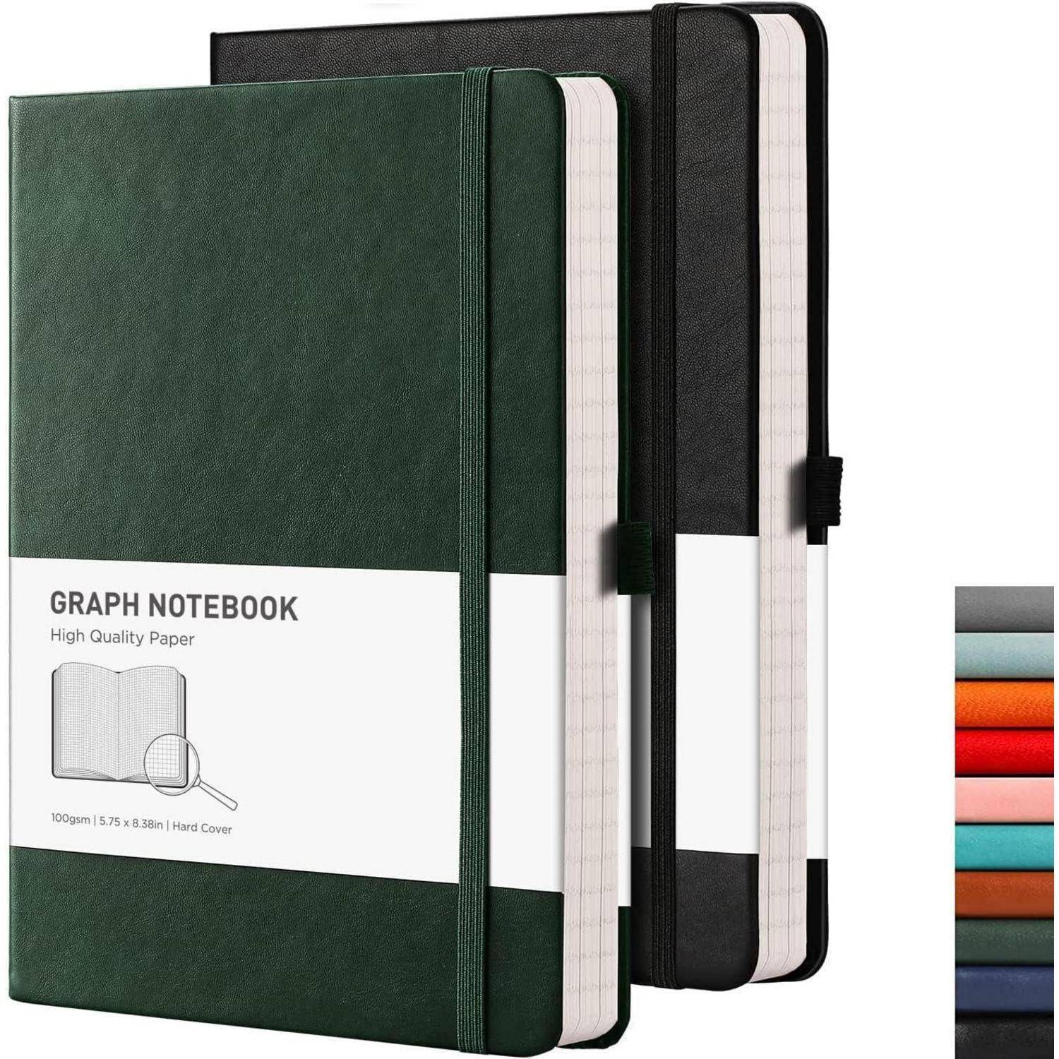 Zwei gebundene Graphik-Notizbücher, eines grün und eines schwarz, mit Gummibändern und einer Auswahl von farbigen Einschlag-Optionen daneben.