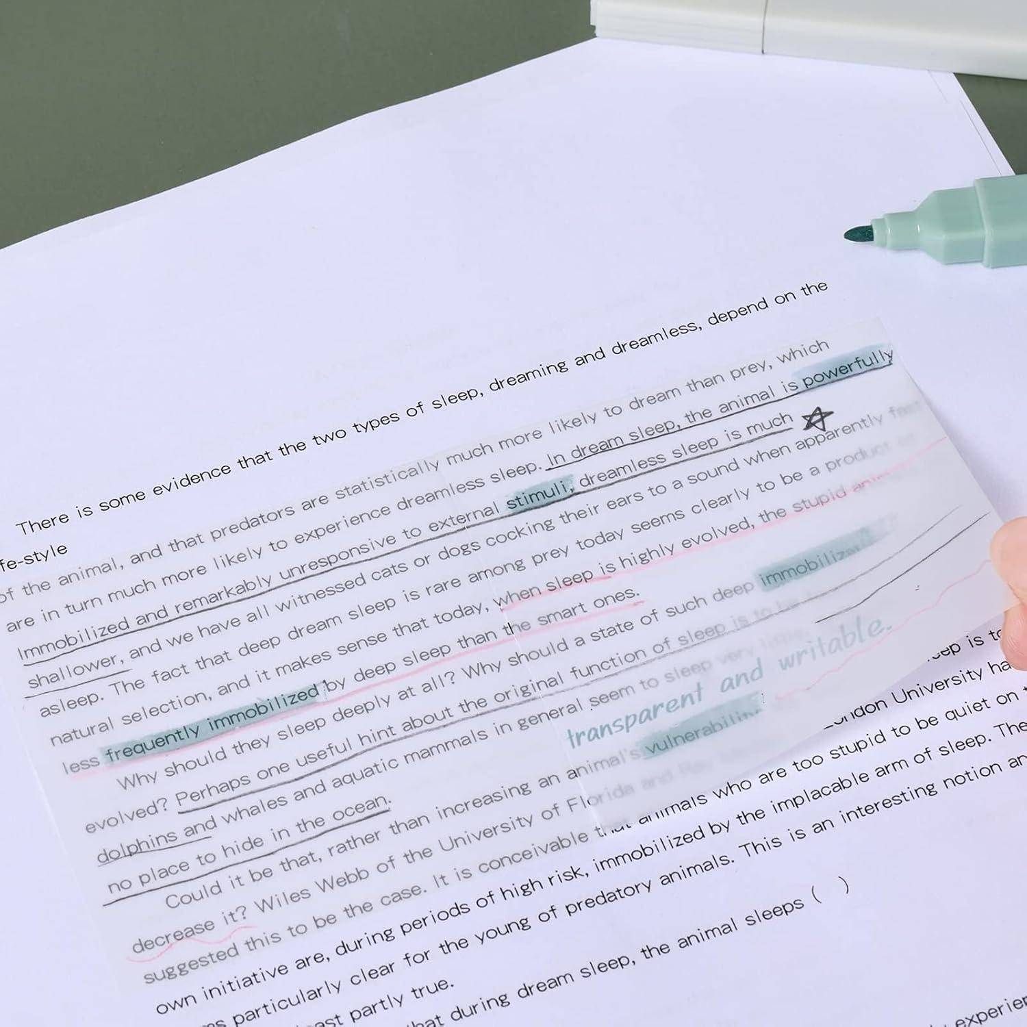 Eine Hand nutzt einen grünen Textmarker, um Text in einem gedruckten Artikel über Tierschlaf und Träume zu unterstreichen, mit einer Sternmarkierung am Rand.