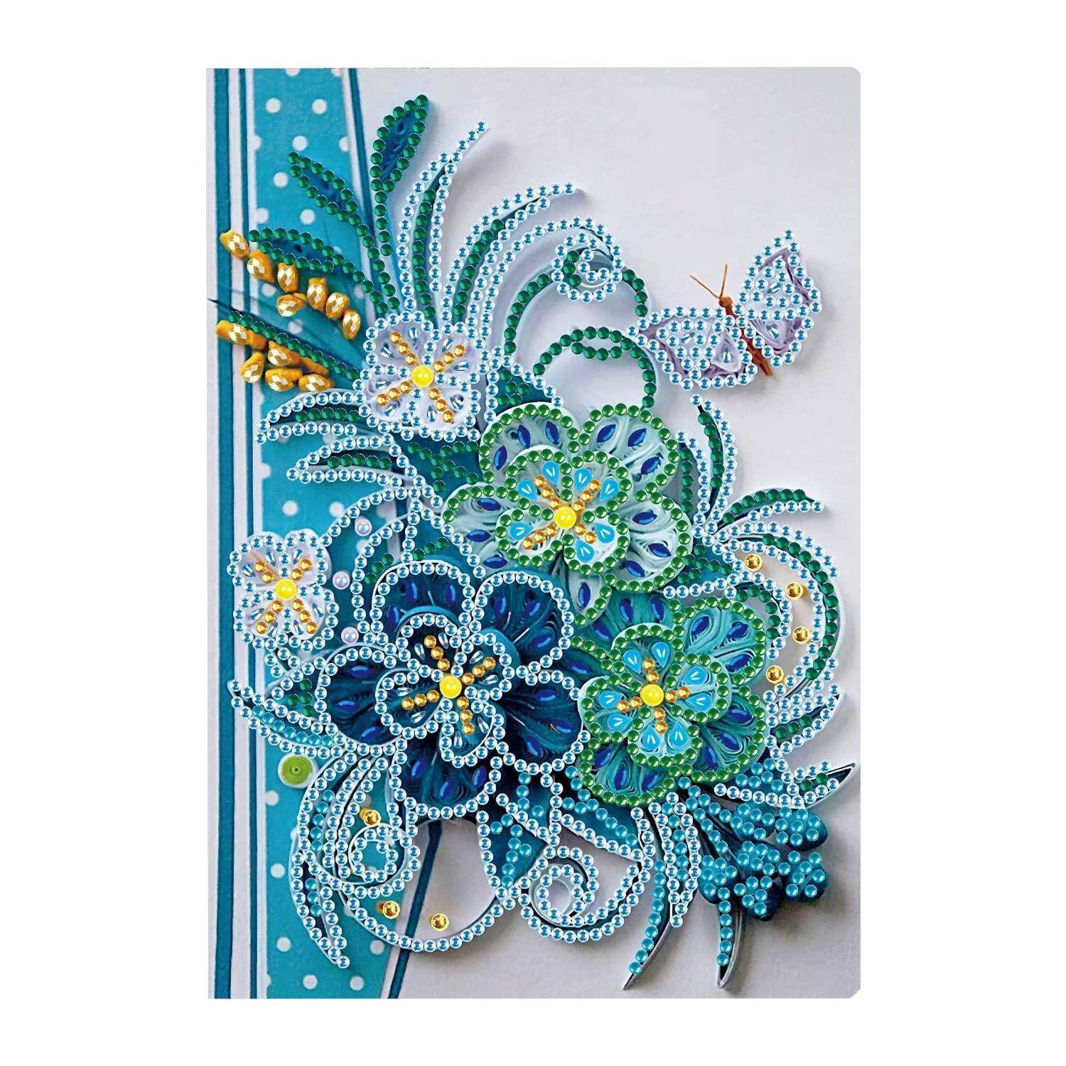 Handgefertigte florale Perlenkunstwerk mit blauen, grünen und weißen Blumen und einem Schmetterling auf einem kartenähnlichen Hintergrund.