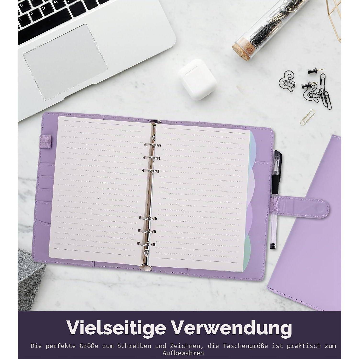 Aufgeklappter violetter Ringordner auf einem Schreibtisch mit Stift, Büroklammern, Ecke eines Laptops und deutschem Text „Vielseitige Verwendung