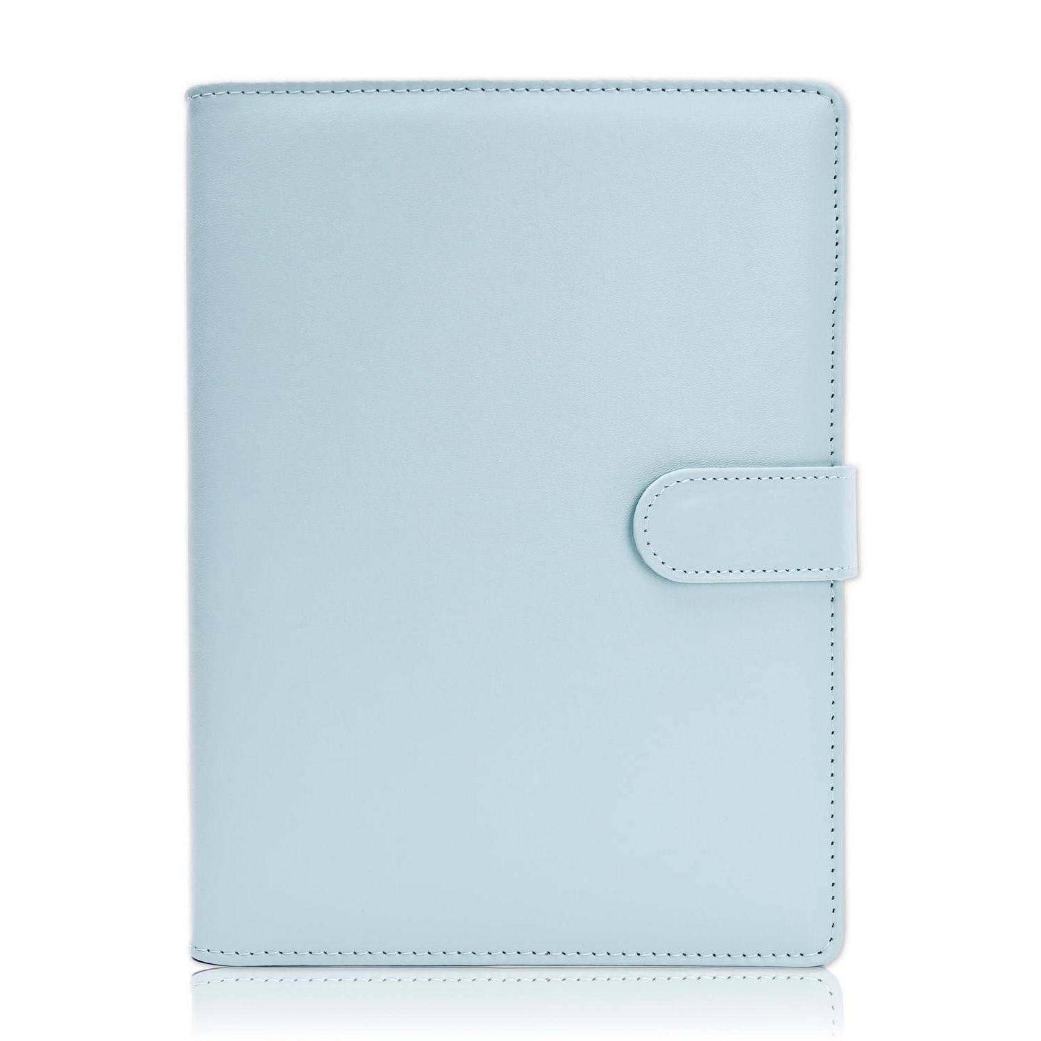 Hellblaue Ledernotiz- oder Planerbrieftasche mit gesäumten Kanten und Seitenschnallenverschluss auf weißem Hintergrund.