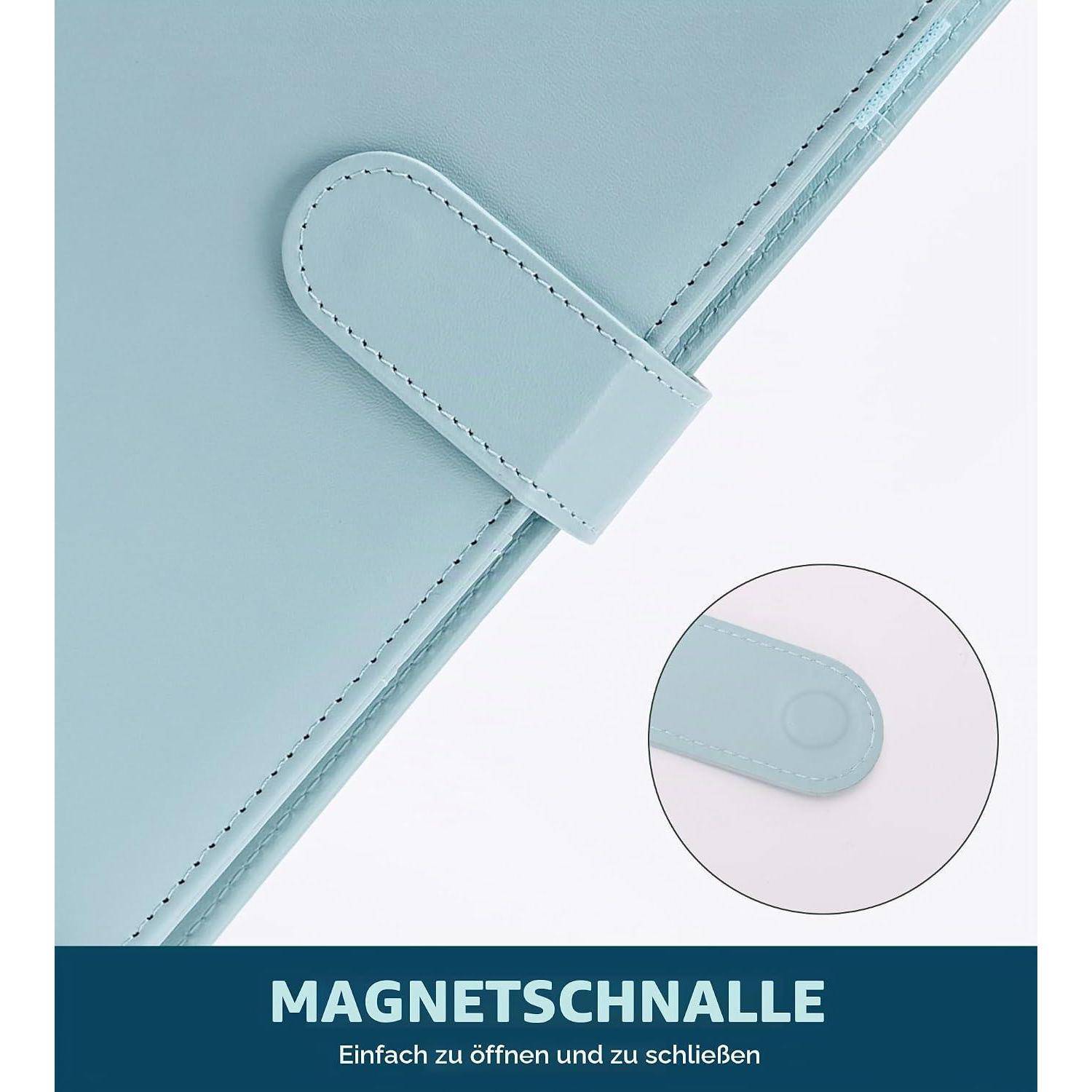 Nahaufnahme eines hellblauen Notizbucheinbands mit einer Magnetverschlussmechanik, beschriftet mit „MAGNETSCHNALLE