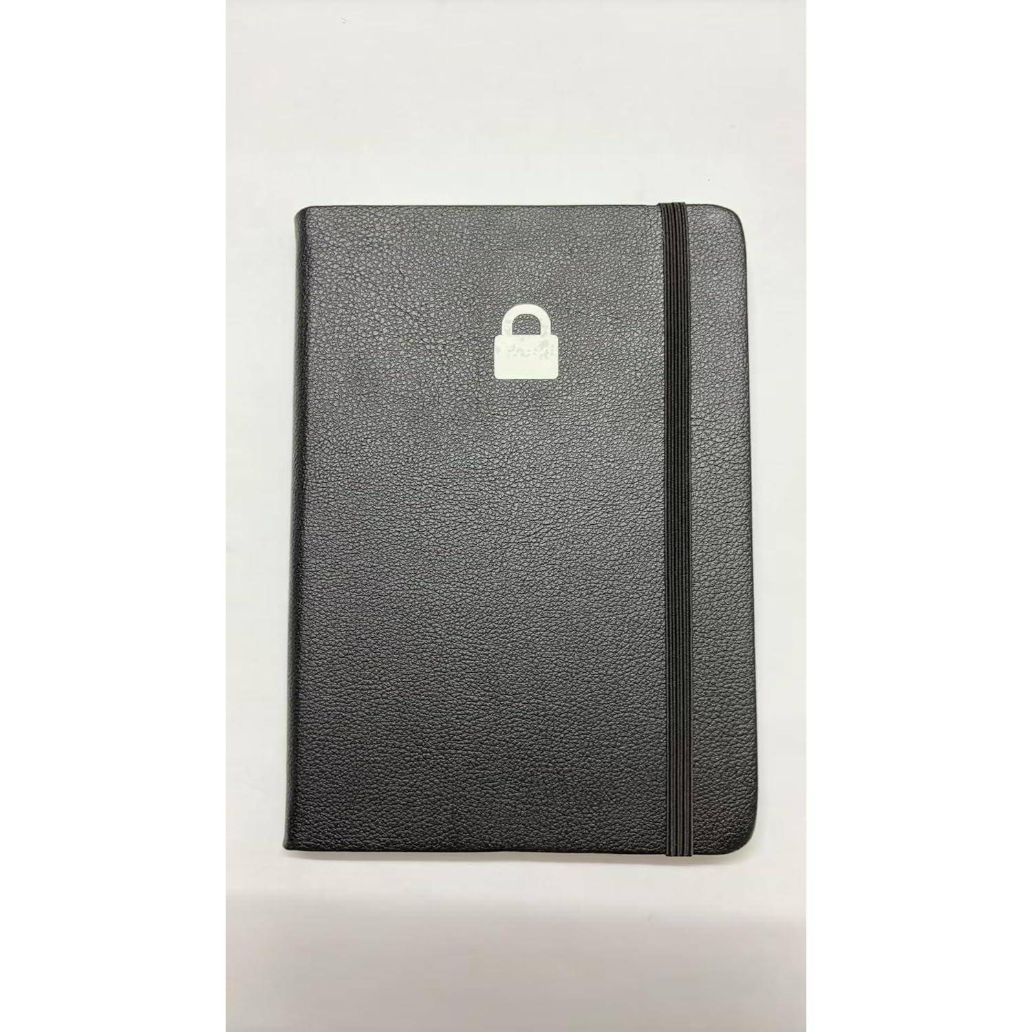 Schwarzes strukturiertes Notizbuch mit einem kleinen weißen Schlosssymbol auf dem Cover und einem elastischen Verschluss auf der rechten Seite.