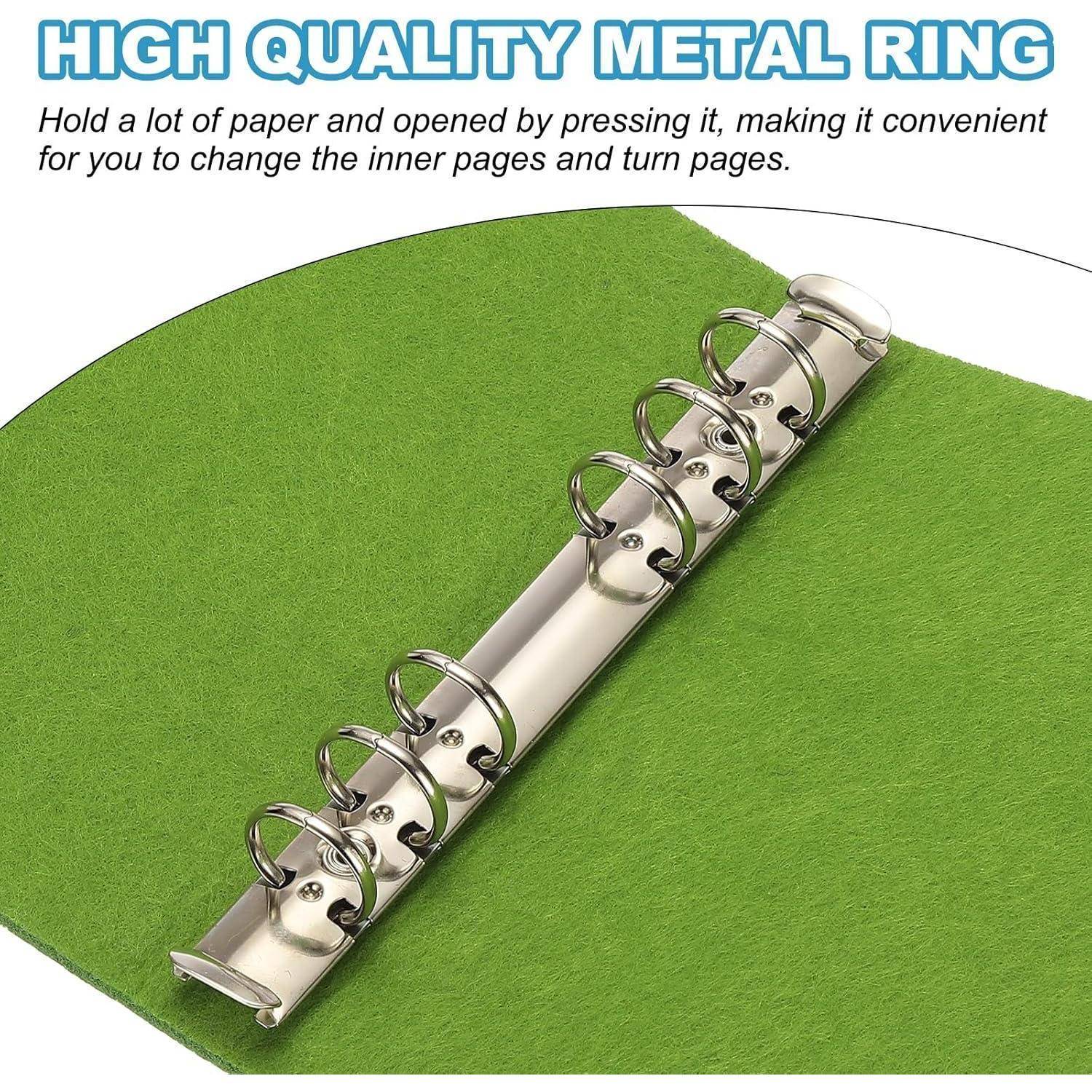 Grünes Notizbuch mit Metallringbinder und dem Text „HIGH QUALITY METAL RING