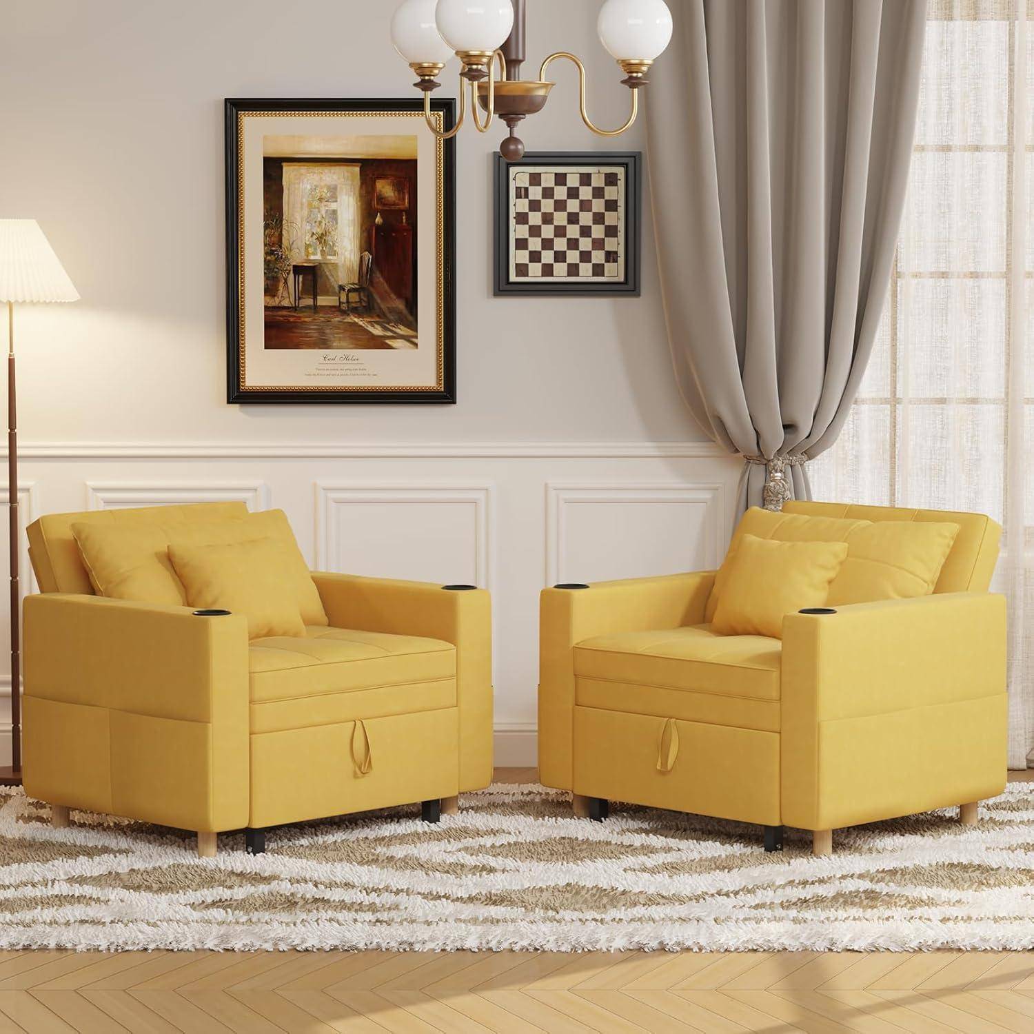 Zwei gelbe gepolsterte Sessel stehen sich in einem hellen Wohnzimmer mit Wandkunst, Vorhängen, einer Lampe und einem Flokati-Teppich gegenüber.