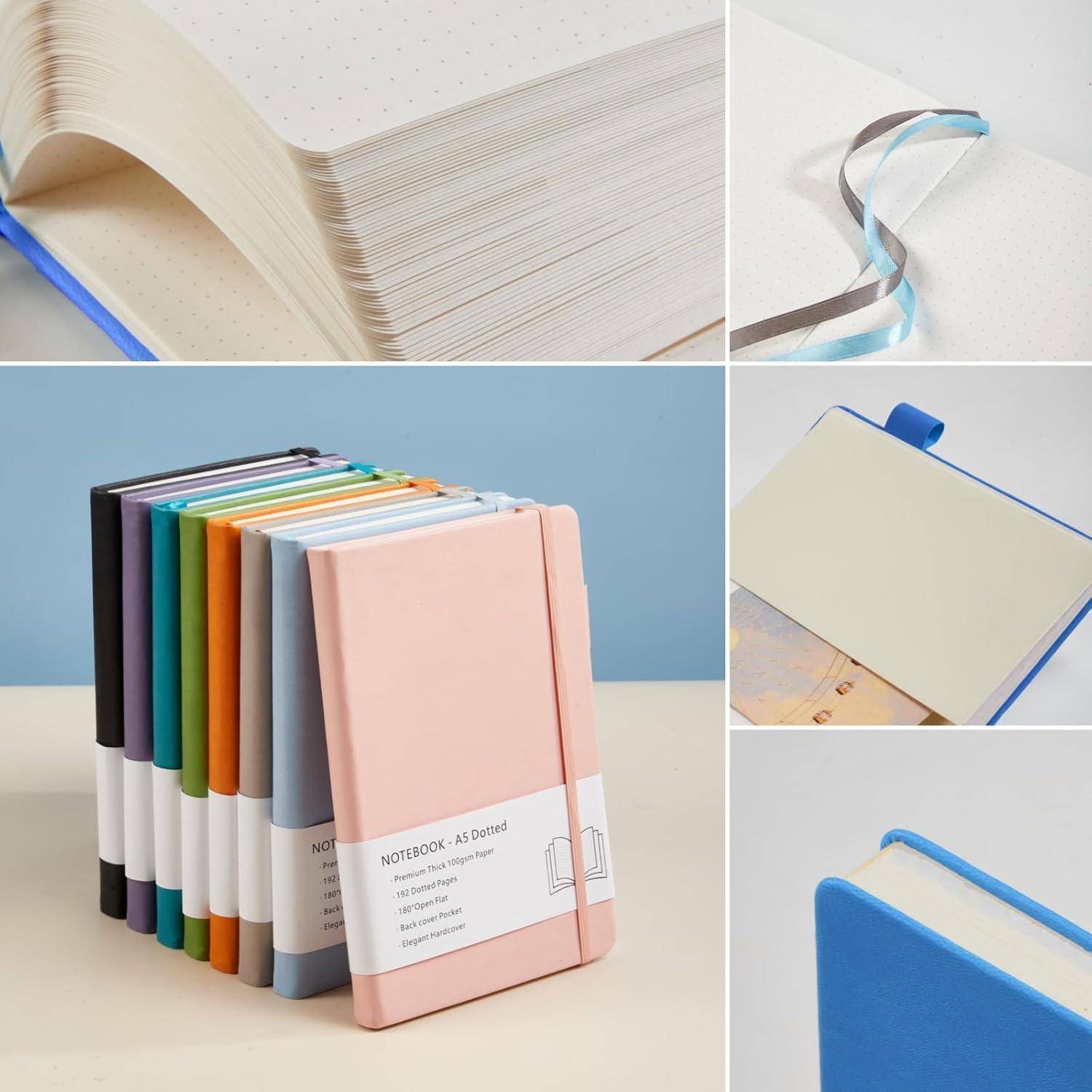 Collage aus Pastellnotizbüchern und Buchseiten, einschließlich eines geschlossenen blauen Notizbuchs mit Bandlesezeichen und eines offenen linierten Notizbuchs.