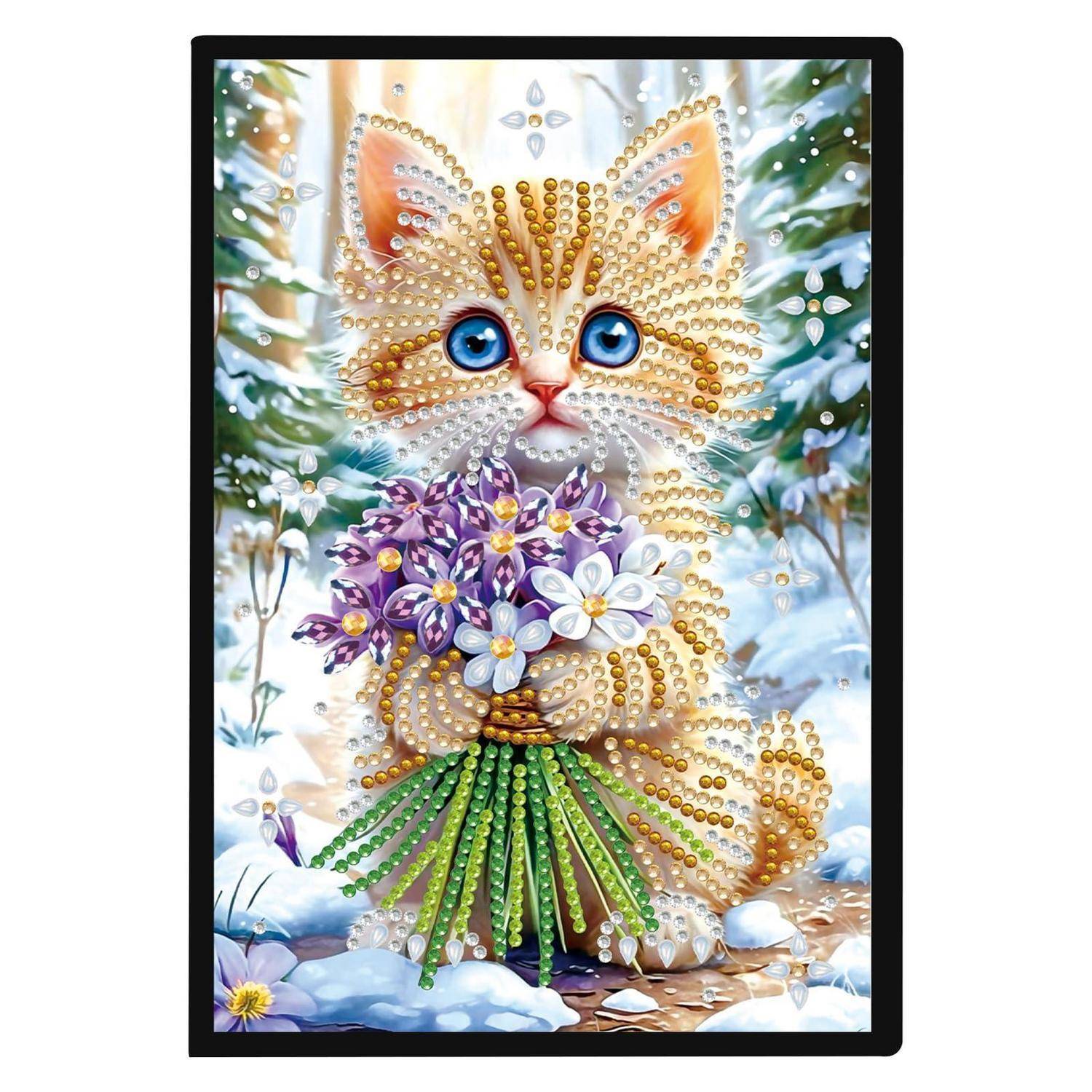 Dekorative Katze aus Perlen, die lila und weiße Blumen in einer verschneiten Winterszene hält.