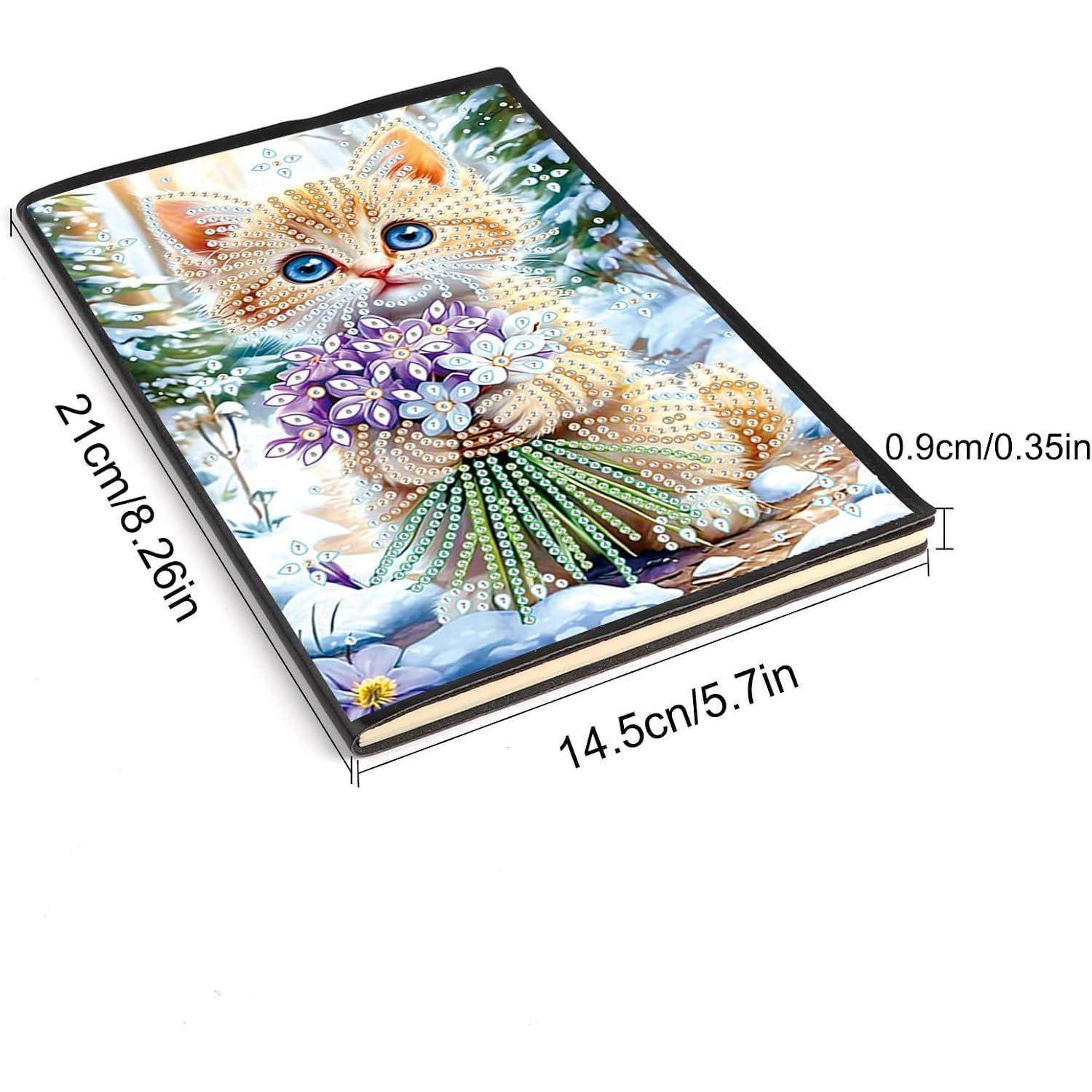 Rechteckiges Diamond-Painting-Notizbuch mit Katzenmotiv auf dem Umschlag; beschriftete Abmessungen zeigen 14,5 cm mal 21 cm und 0,9 cm Dicke.