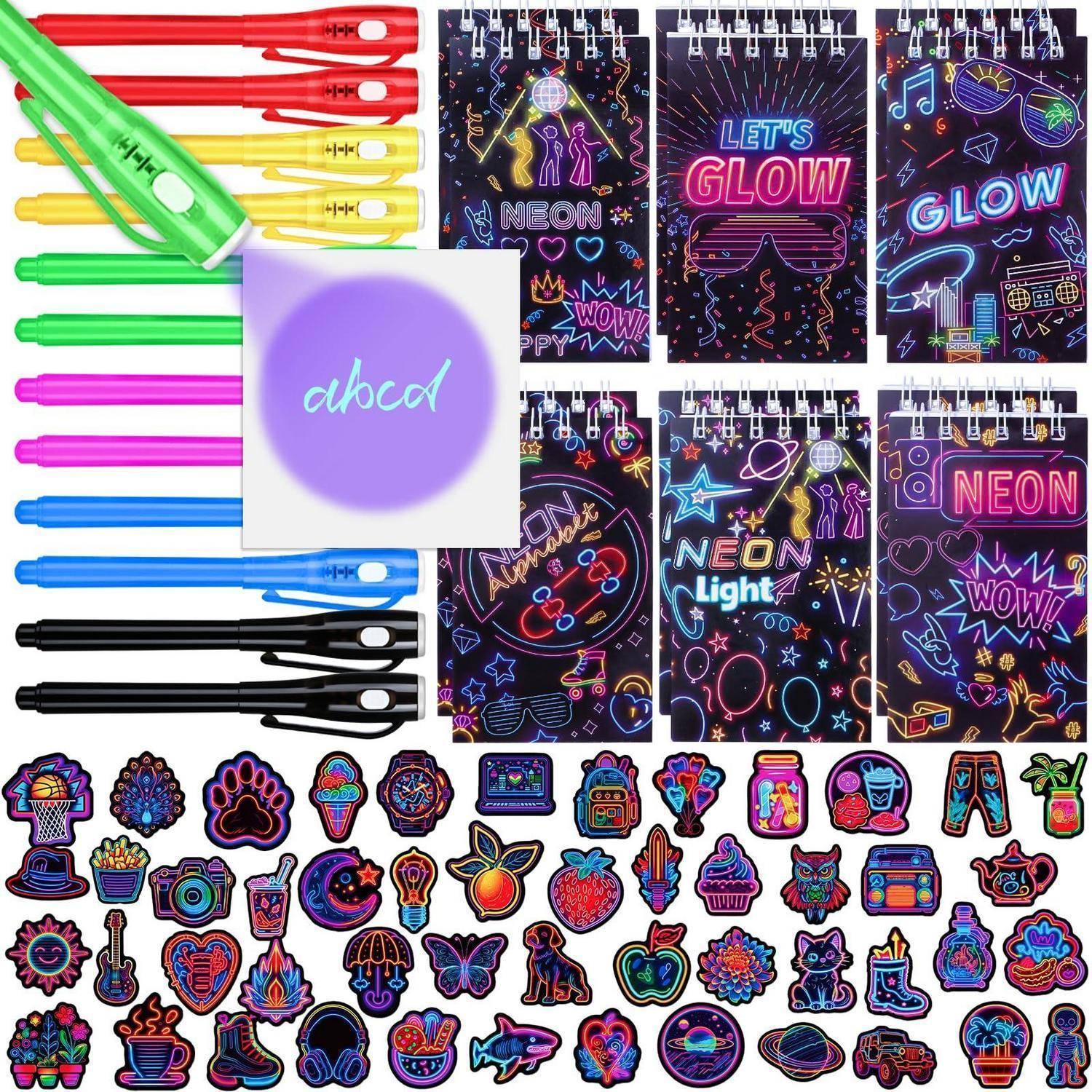 Bunte Neon-Marker, leuchtende Neon-Thema-Notizbuchcover und assortierte Neon-Stil-Aufkleber auf weißem Hintergrund.