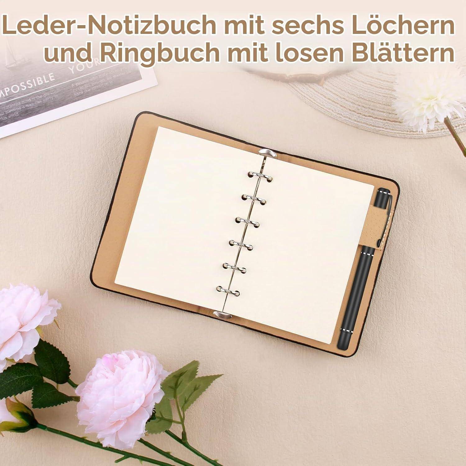 Offenes Ledernotzbuch mit sechslochiger Bindung und losen blanken Seiten, dargestellt mit einem Stift auf einer beigen Oberfläche; deutscher Text wirbt dafür.