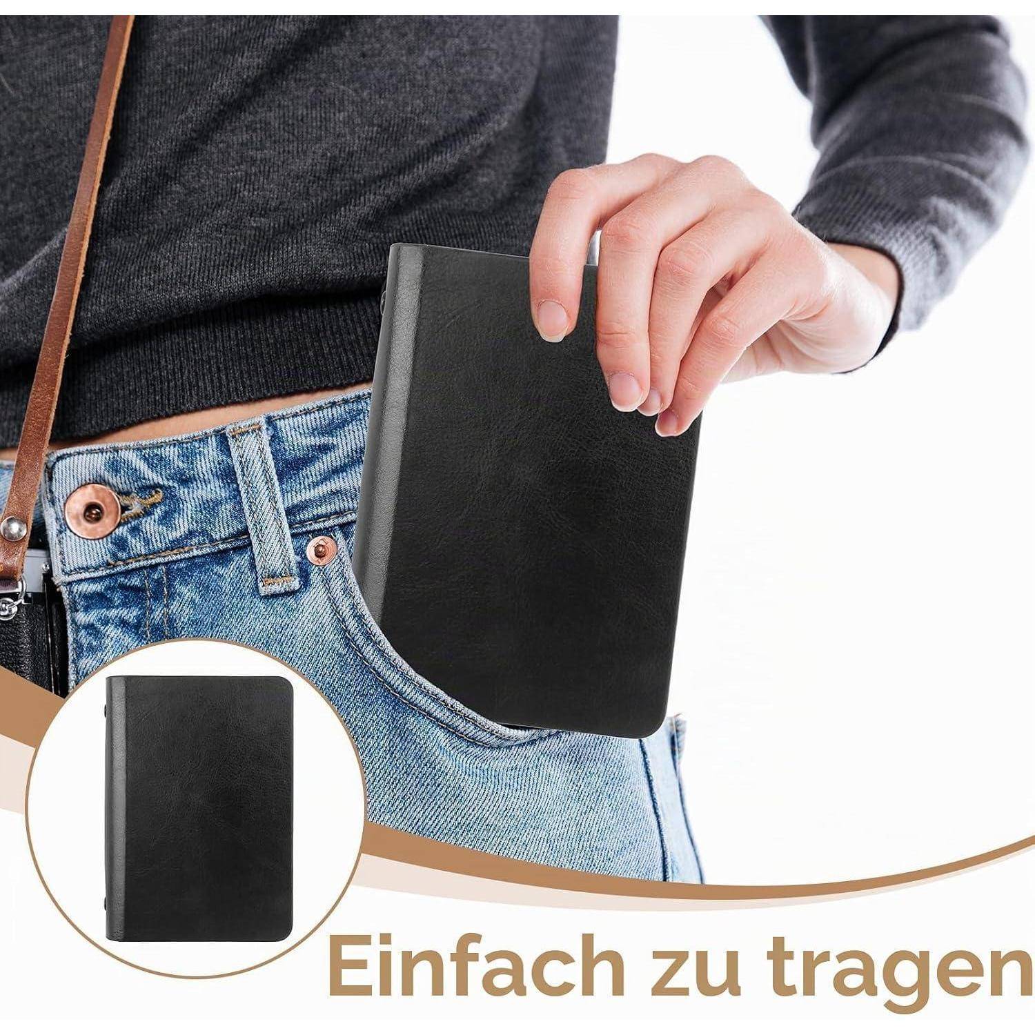 Person hält ein schlankes schwarzes Notizbuch in der Jeanstasche, mit Vergrößerung, die das Notizbuch und den deutschen Text „Einfach zu tragen" zeigt, was „leicht zu tragen"" bedeutet.