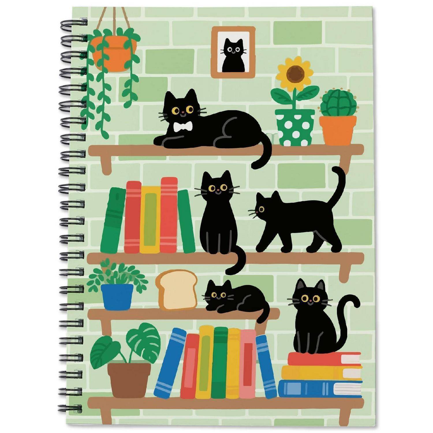 Notizbuchcover-Illustration von schwarzen Katzen, die auf Bücherregalen faulenzen, mit Topfpflanzen vor einer grünen Ziegelmauer.
