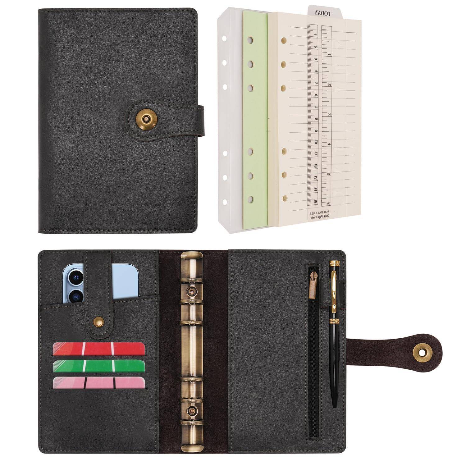 Schwarzer Leder-Ringordner mit Druckknopfverschluss, geschlossen dargestellt, mit Registerreitern und gepolstertem Inneren, das Karten, Telefon und Stift hält.