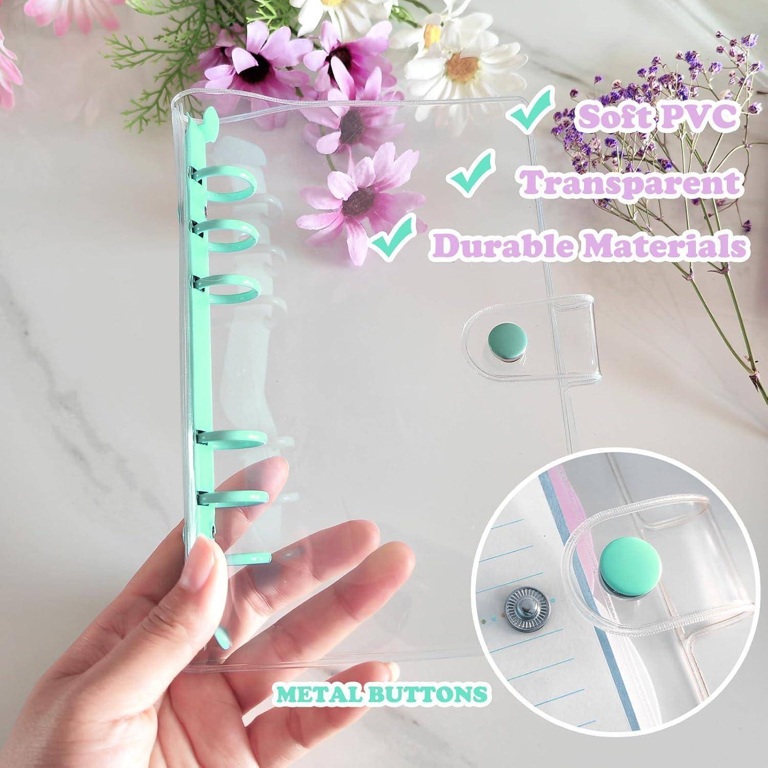 Hand, die einen klaren transparenten Weich-PVC-Ordner mit mintgrünen Metallringen und Druckknopfverschluss hält, gezeigt als langlebig und transparent.