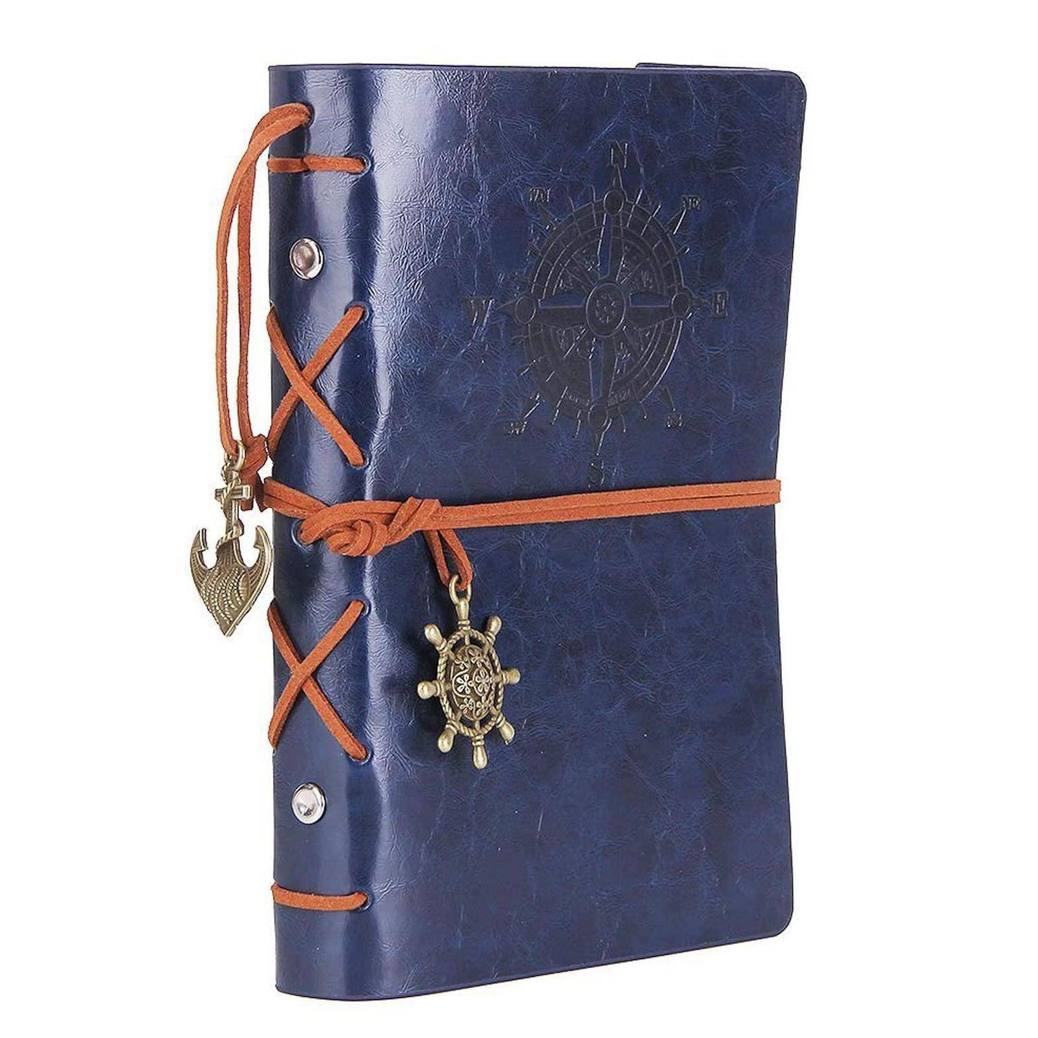 Blaues Ledertagebuch mit orangefarbenen Schnüren und Anhängern, geprägte Kompassdesign auf dem Umschlag.