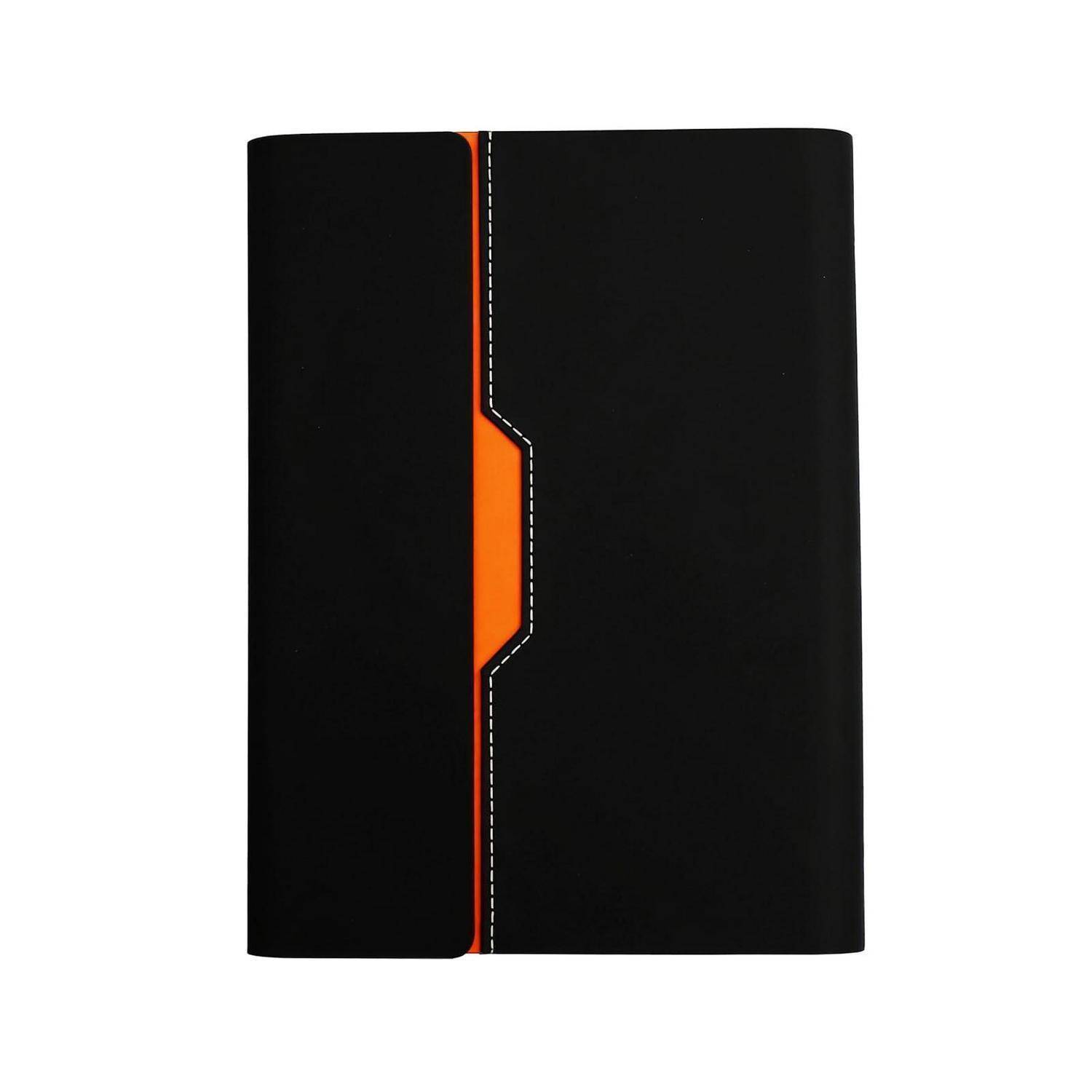 Schwarze Mappe oder Tasche mit vertikalem orangefarbenem Akzentstreifen und gesäumter Kante auf weißem Hintergrund.