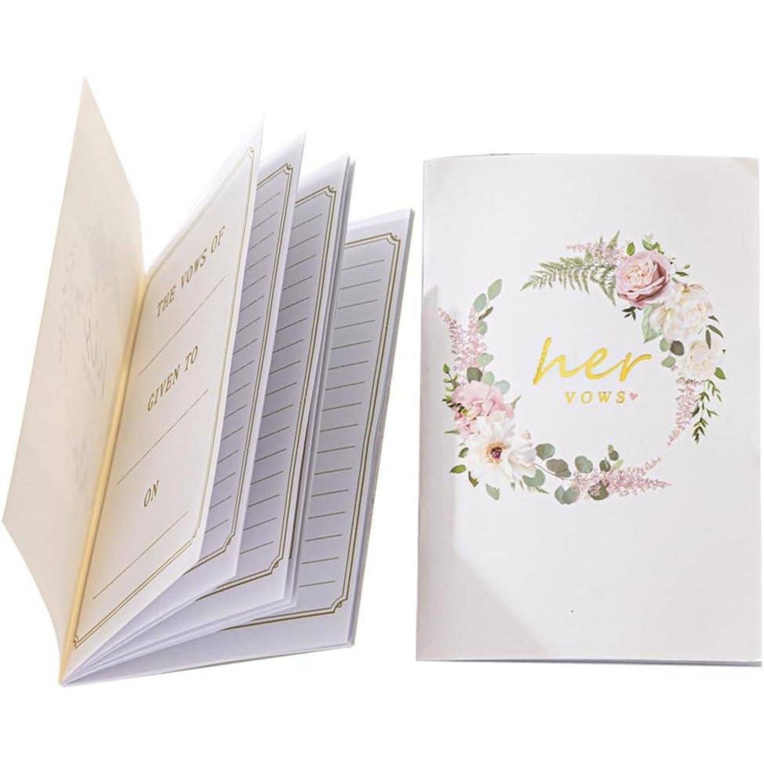 Zwei Hochzeitsgelübde-Hefte auf weißem Hintergrund: eines offen mit Registerkarten-Seiten, eines geschlossen mit Blumenkranz-Cover mit der Aufschrift „ihre Gelübde