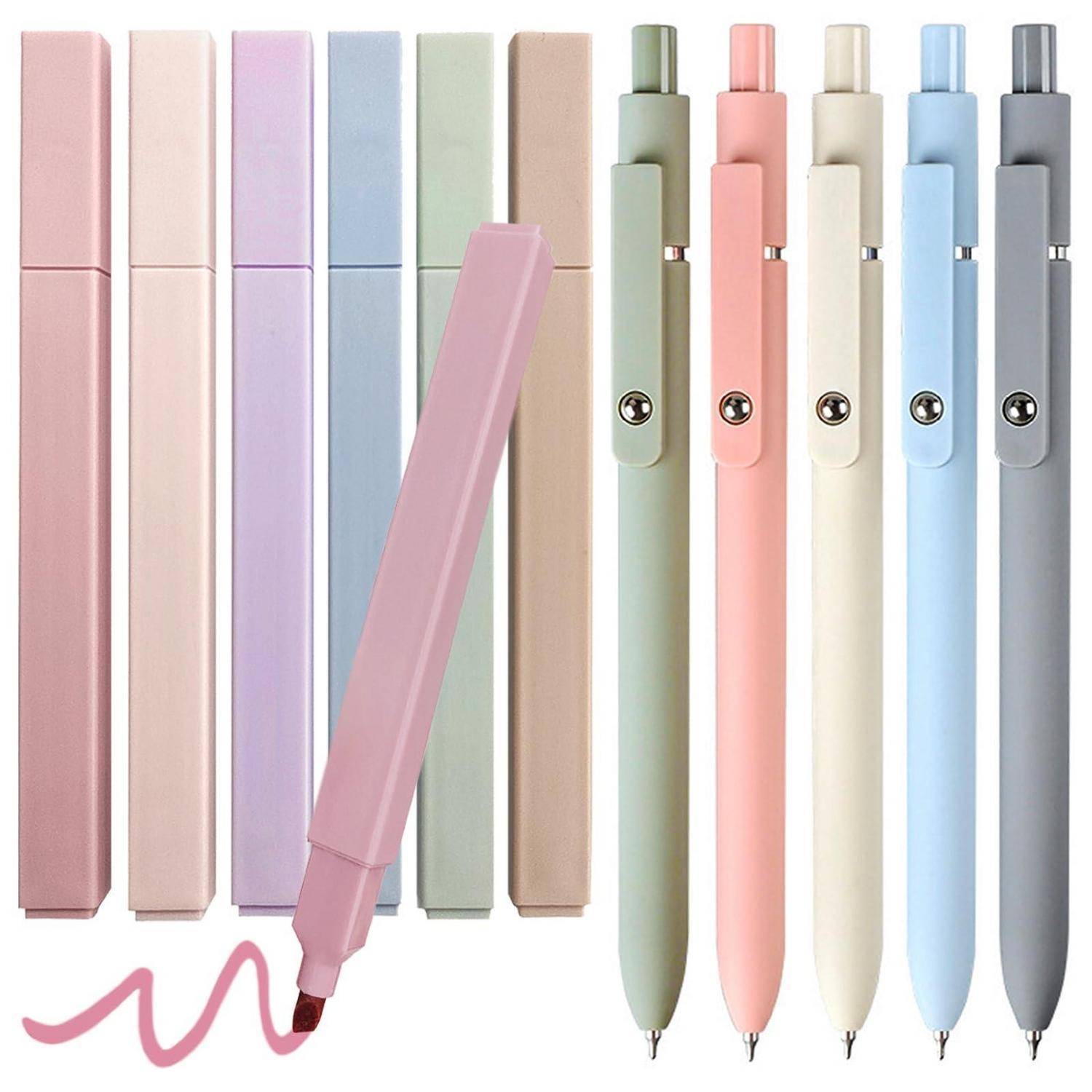 Pastellfarbene, schlanke Stifte und Marker in Rosa, Beige, Lavendel, Blau, Grün und Grau, aufrecht und im Winkel angeordnet mit sichtbaren Kappen und Spitzen.