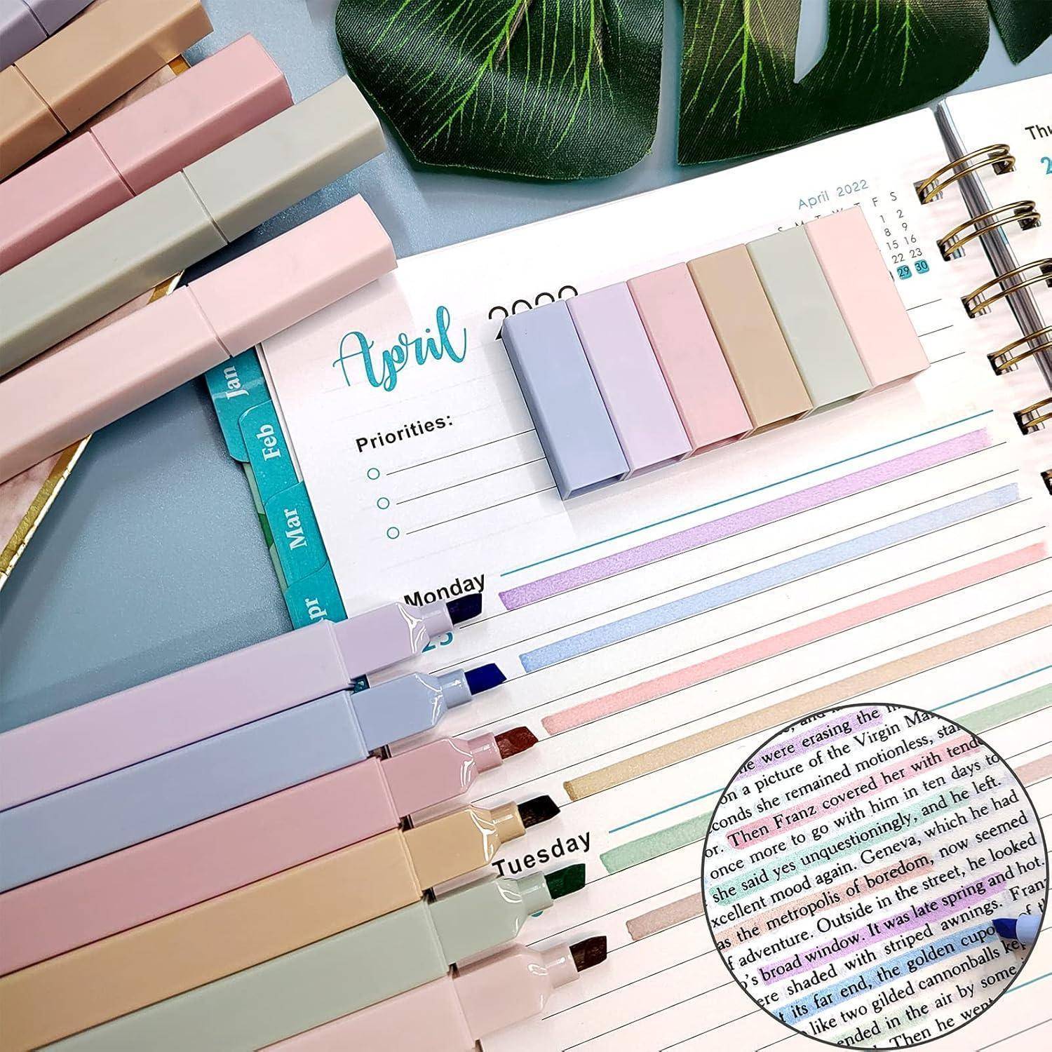 Pastel-Planer-Doppelseite mit Regenbogen-Trennern, Markerstiften und Kleberegistern auf einer Aprilvseite 2022 zum Organisieren von Prioritäten und Wochentagen.