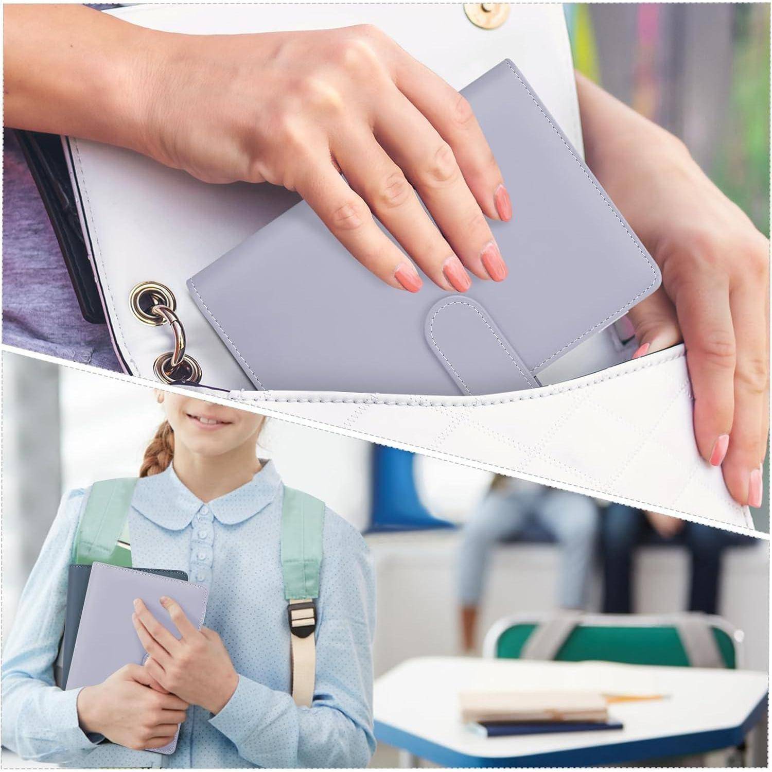 Collage einer Frau, die eine lavendelfarbene Geldbörse in eine weiße Handtasche legt, und eines Schulmädchens, das ein Notizbuch mit einem Rucksack in einem Klassenzimmer hält.