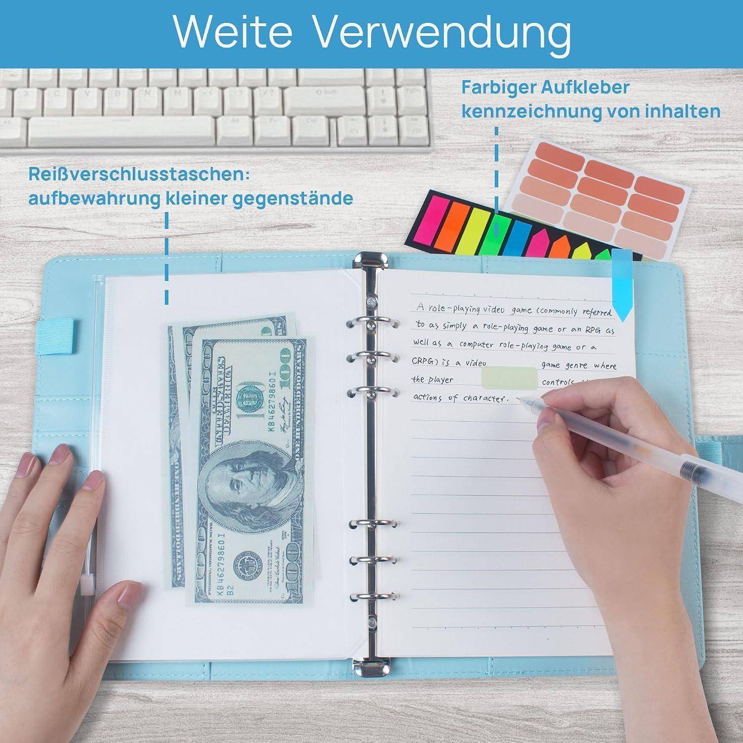 Ringbinder mit Reißverschlusstasche offen, um kleine Gegenstände zu lagern, und Registerkarten-Aufkleber zur Organisation des Inhalts; eine Hand schreibt im Notizbuch neben Bargeld.