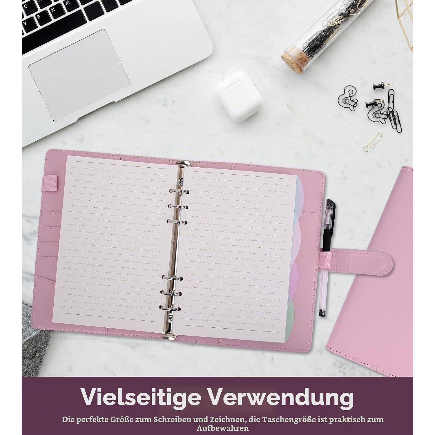 # Pinkplaner und Notizbuch auf einem Schreibtisch mit Laptop, Stift und Klammern; deutscher Text sagt „Vielseitige Verwendung