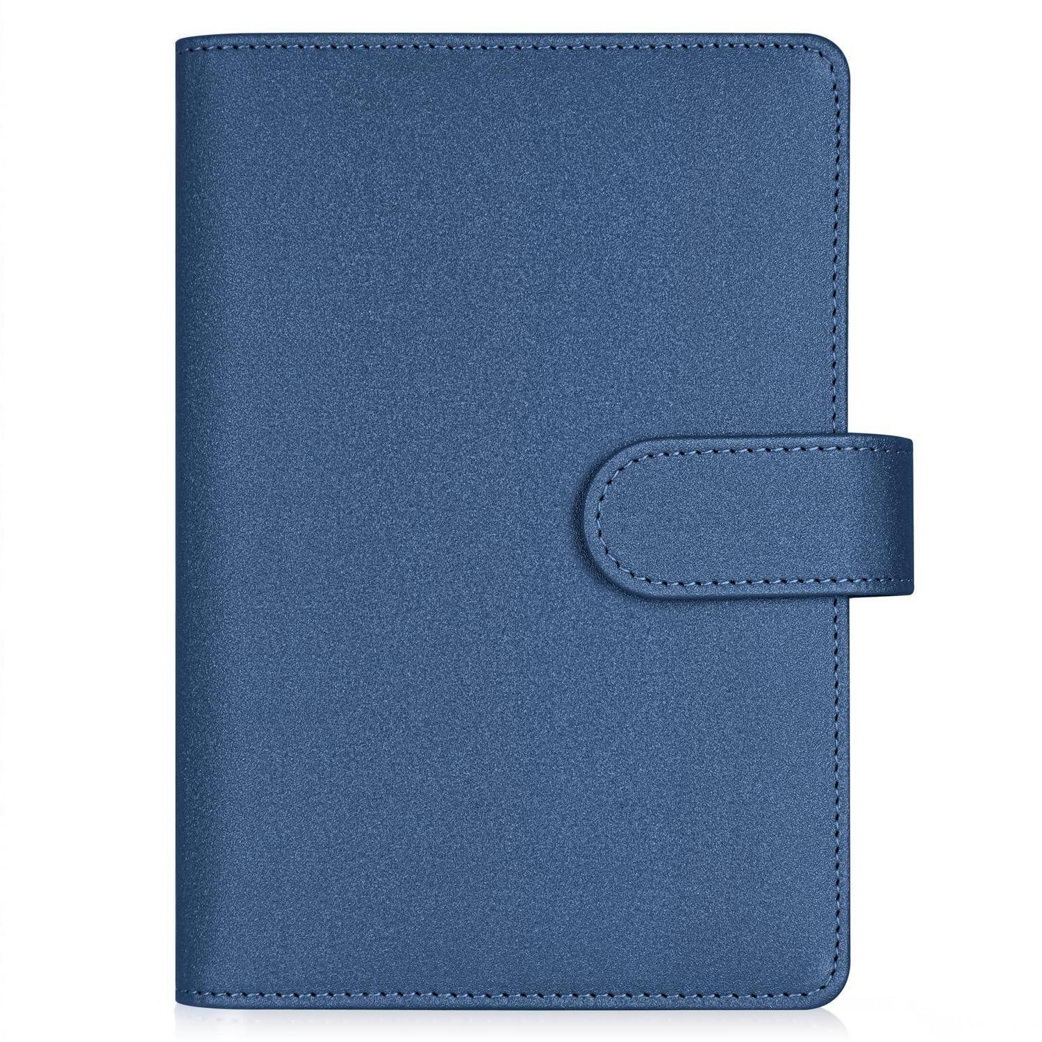 Blauer Ledernotizbucheinband oder Plannercover mit Riemenverschluss, geschlossen auf weißem Hintergrund dargestellt.