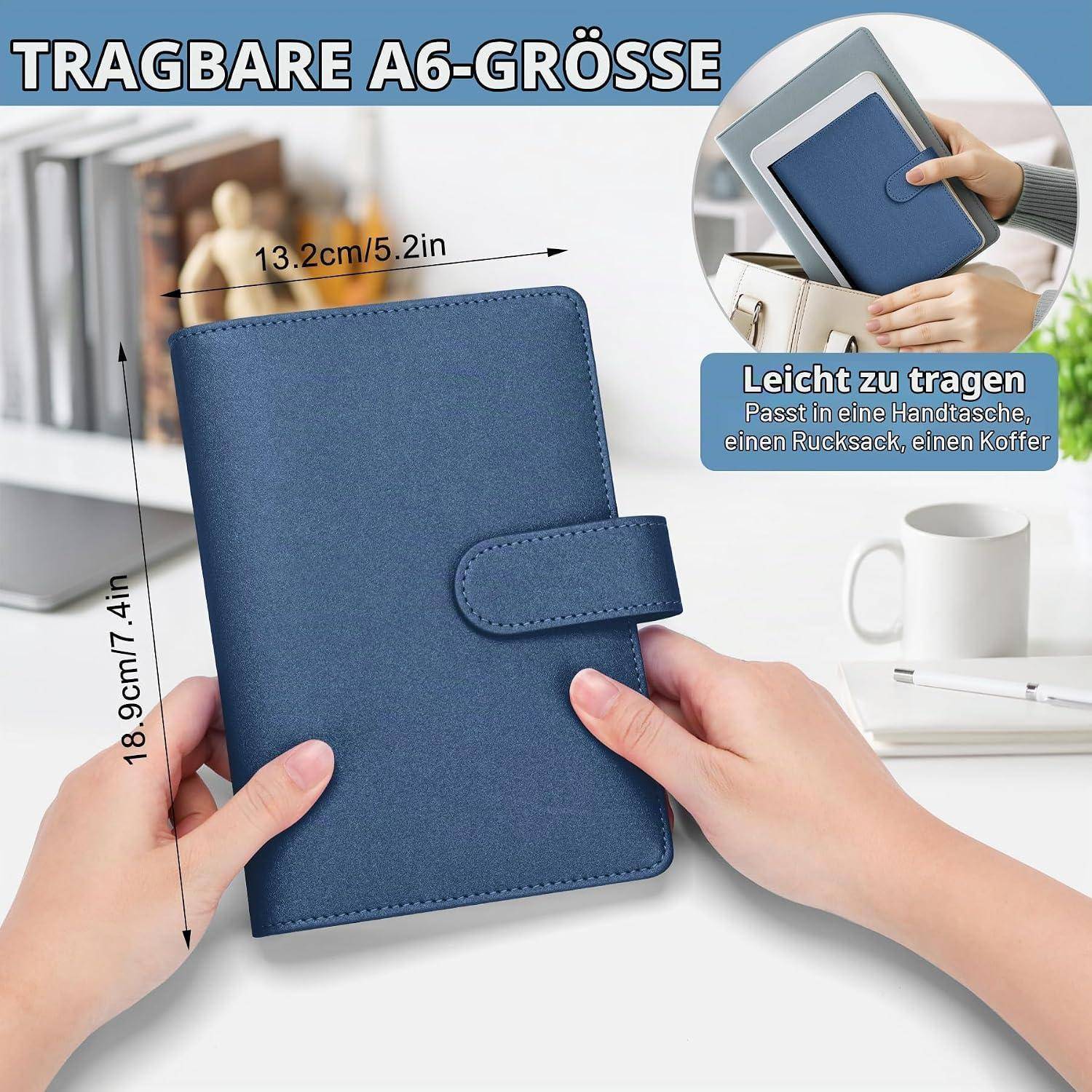 Blaues Notizbuch im A6-Format in den Händen, gekennzeichnet mit „TRAGBARE A6-GRÖSSE