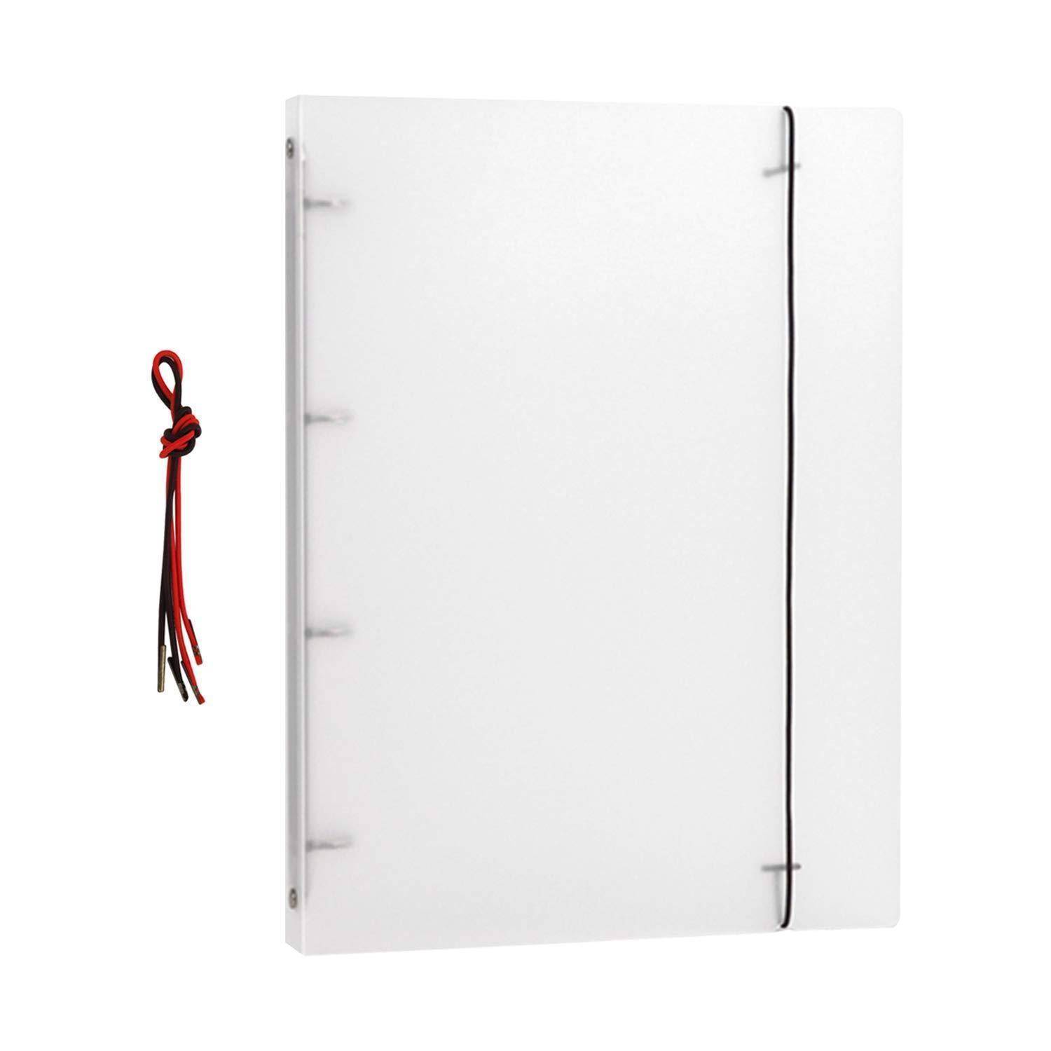 Weißer Dreiring-Ordner oder Notizbuch mit Gummizug, daneben gezeigt mit einem kleinen rot-schwarzen Kabel.
