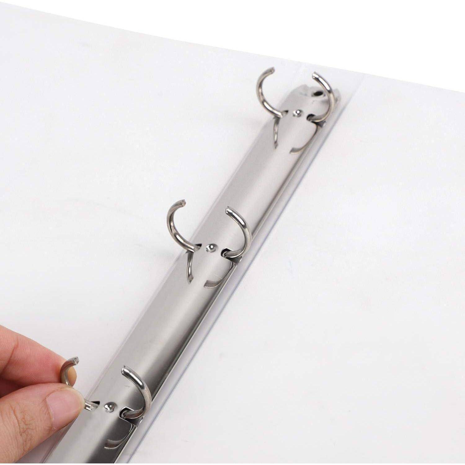 Hand, die einen metallischen Dreiringmechanismus mit offenen Ringen auf weißem Hintergrund hält.