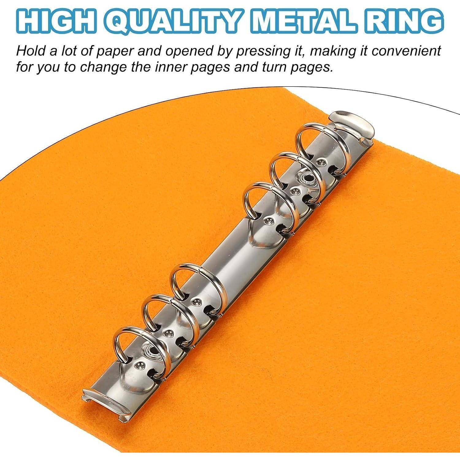 Oranges Notizbuch auf einem silbernen Metallringbinder geöffnet; der Text sagt „HOCHWERTIGER METALLRING