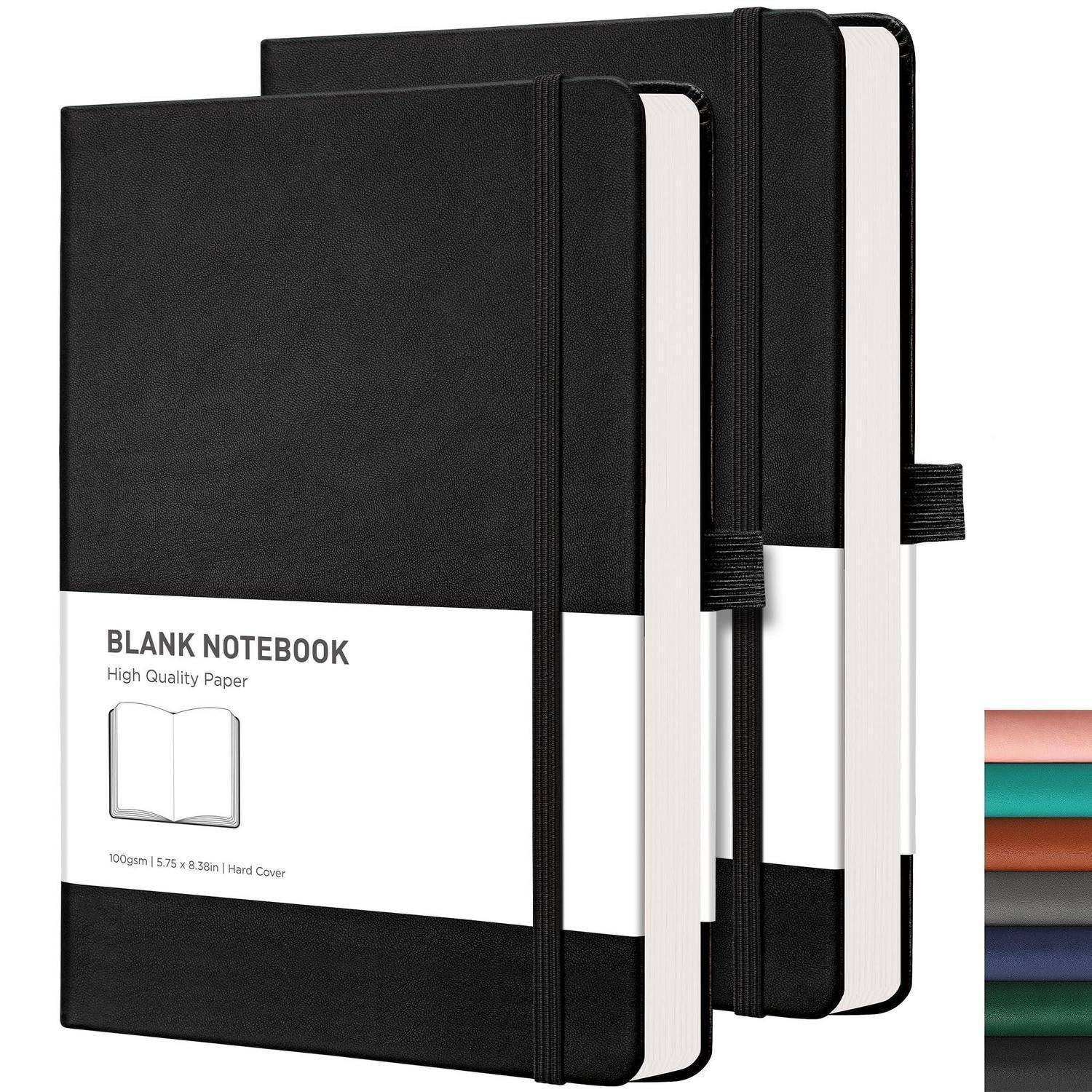 Drei schwarze leere Notizbücher mit elastischen Verschlüssen, gestapelt und leicht aufgefächert, mit einem weißen Etikett mit der Aufschrift „BLANK NOTEBOOK