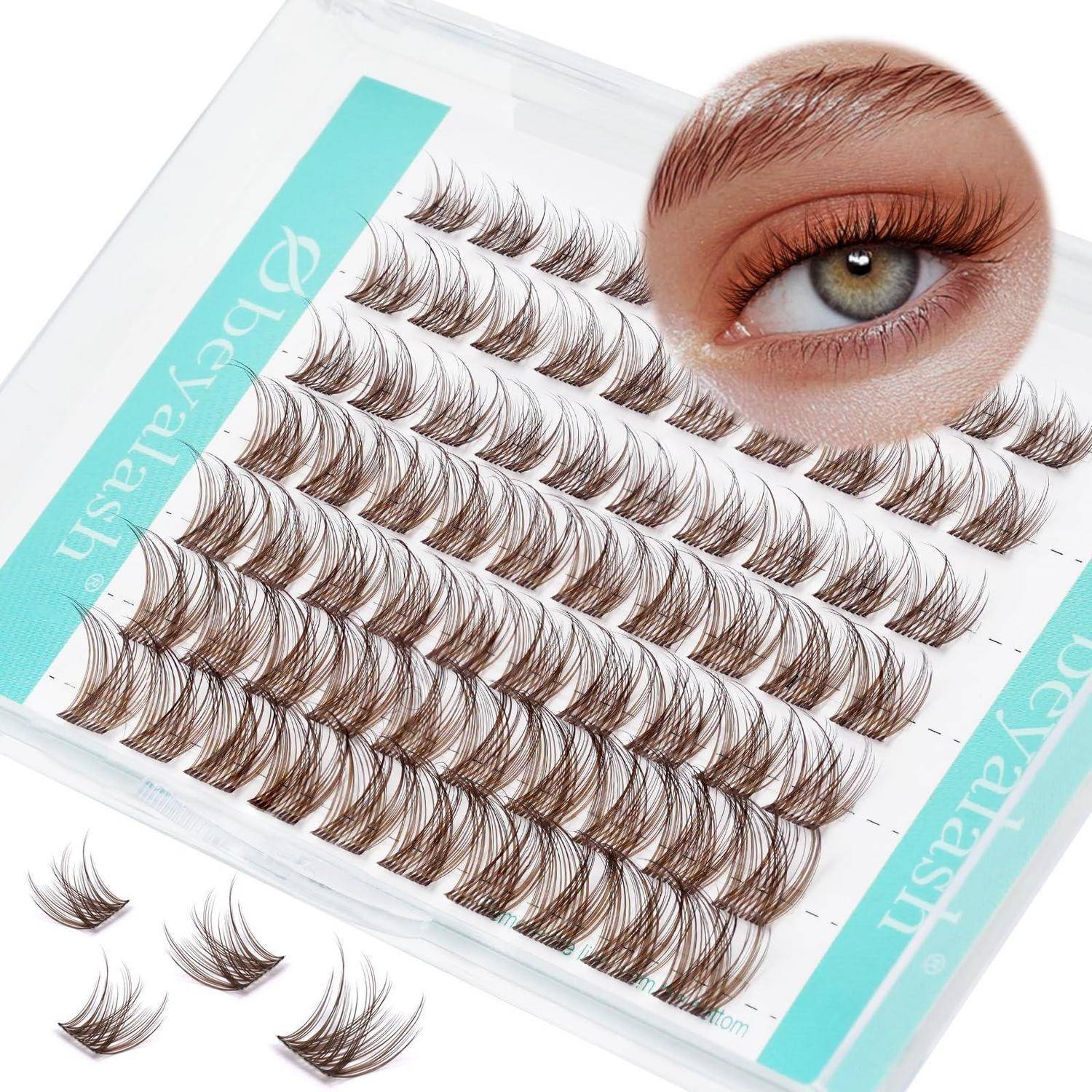 Packung mit künstlichen Wimpern in einem durchsichtigen Behältnis, mit mehreren Wimpernpaaren dargestellt und einer vergrößerten Detailaufnahme eines einzelnen Auges mit aufgetragenen Wimpern.