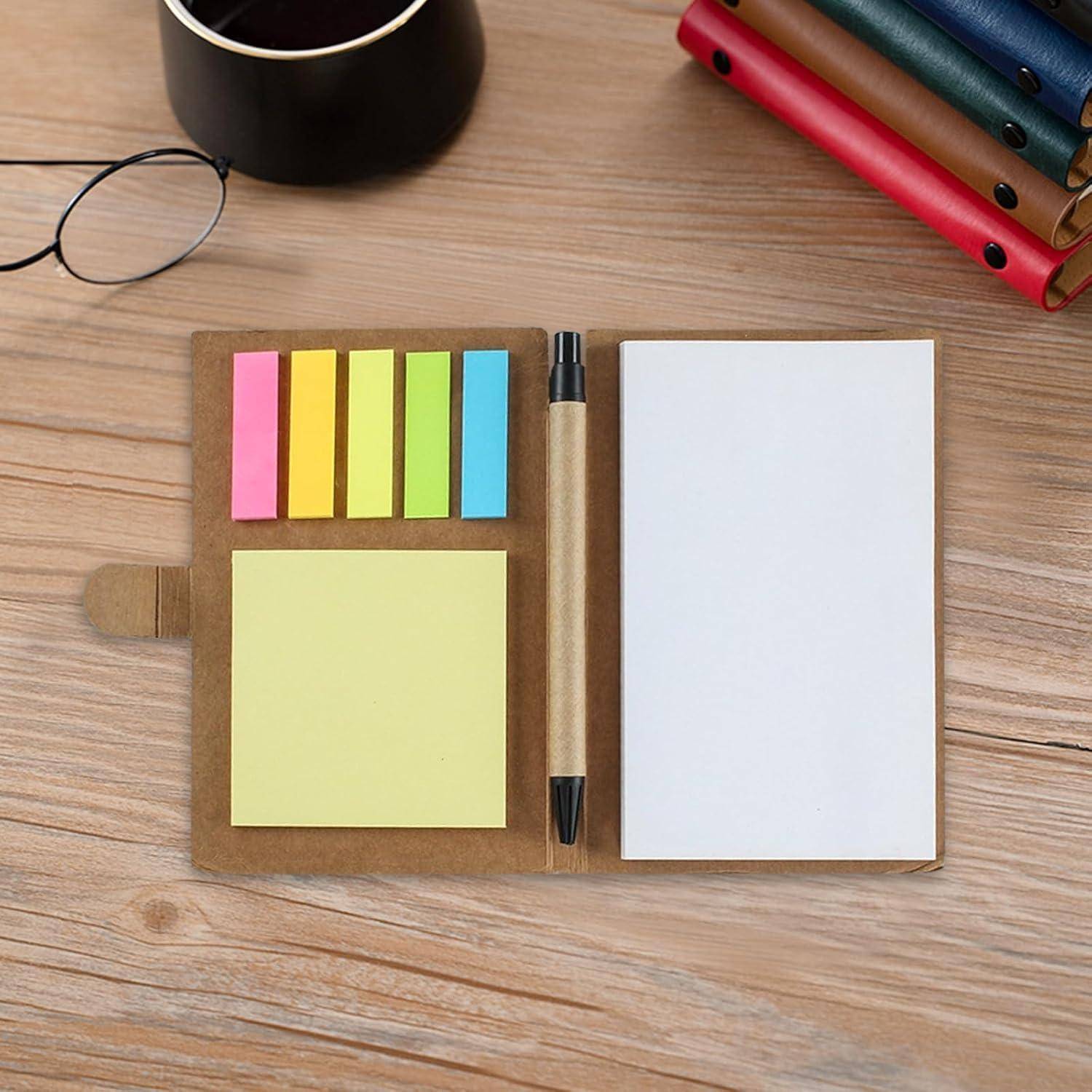 Schreibtischarbeitsbereich mit offenen Notizbuch, Stift, Haftnotizen, Kaffeetasse, Brille und Farbstiften auf einem Holztisch.