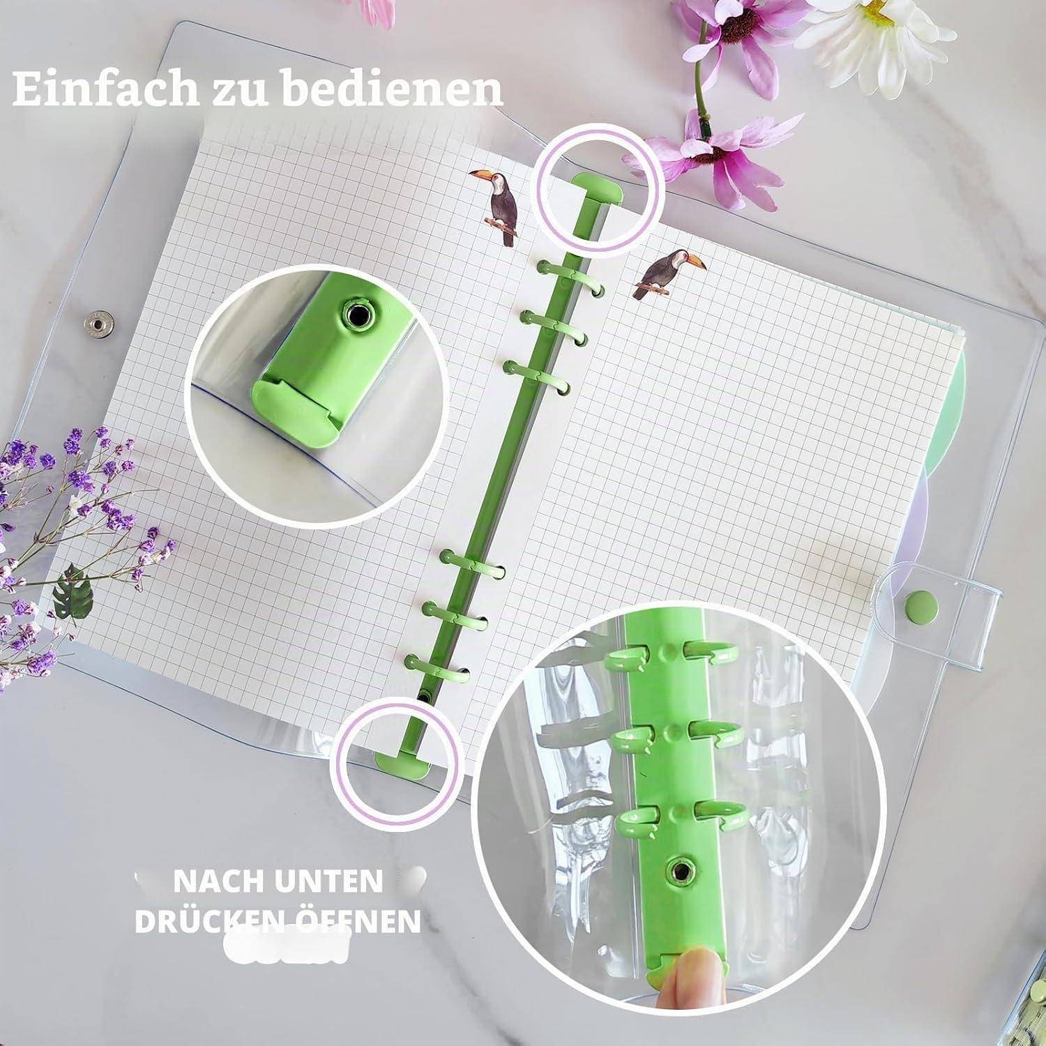 Notizbuch mit grünem Ringbindung und kariertem Papier sowie durchsichtigem Umschlag, gezeigt mit Nahaufnahmen des Öffnungsmechanismus und deutschem Text „Einfach zu bedienen