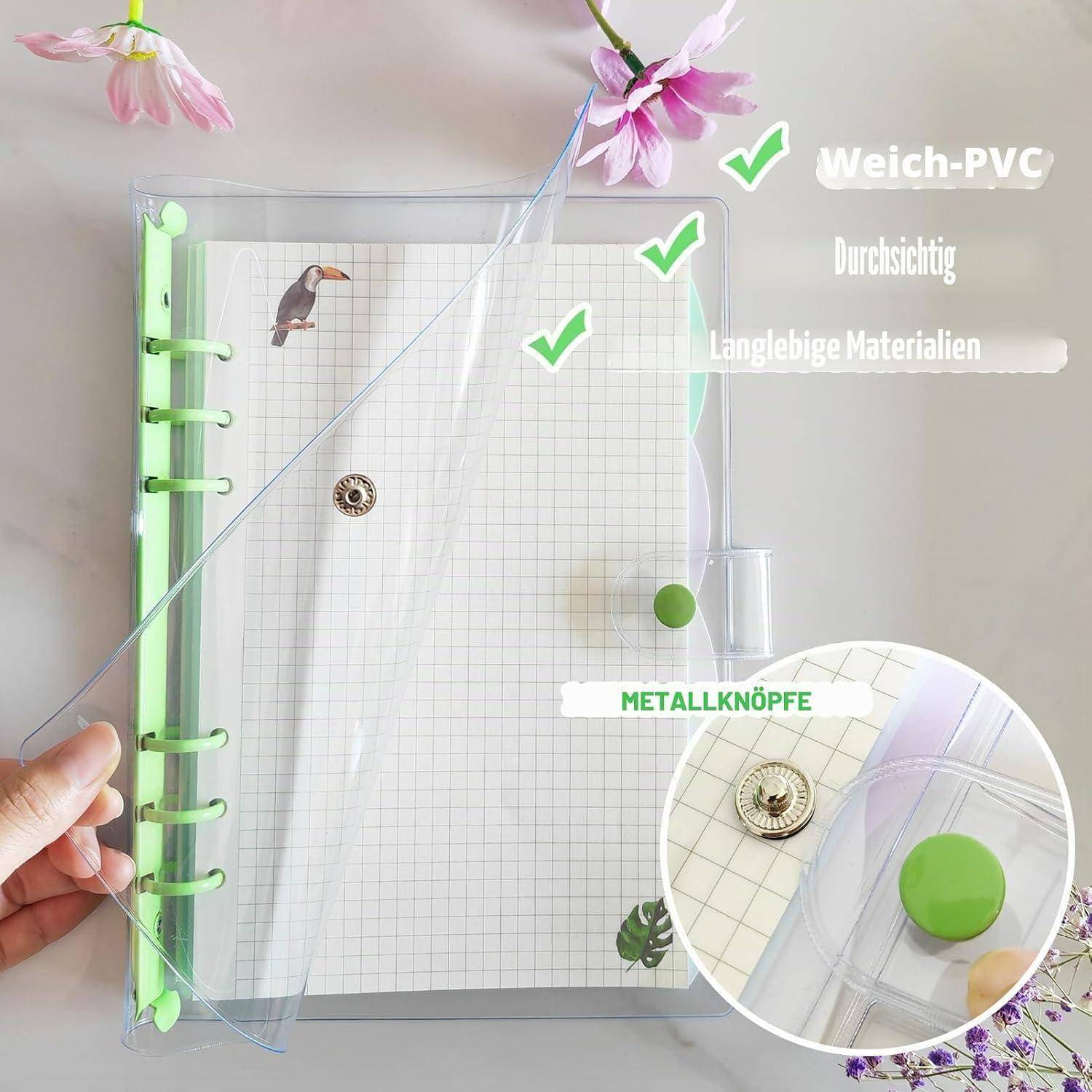 Transparente PVC-Notizbuchcover mit grünen Ringen und Metalldruckknopf-Verschluss, dargestellt mit deutschen Beschriftungen, die weiches PVC, Transparenz, langlebige Materialien und Metallknöpfe hervorheben.