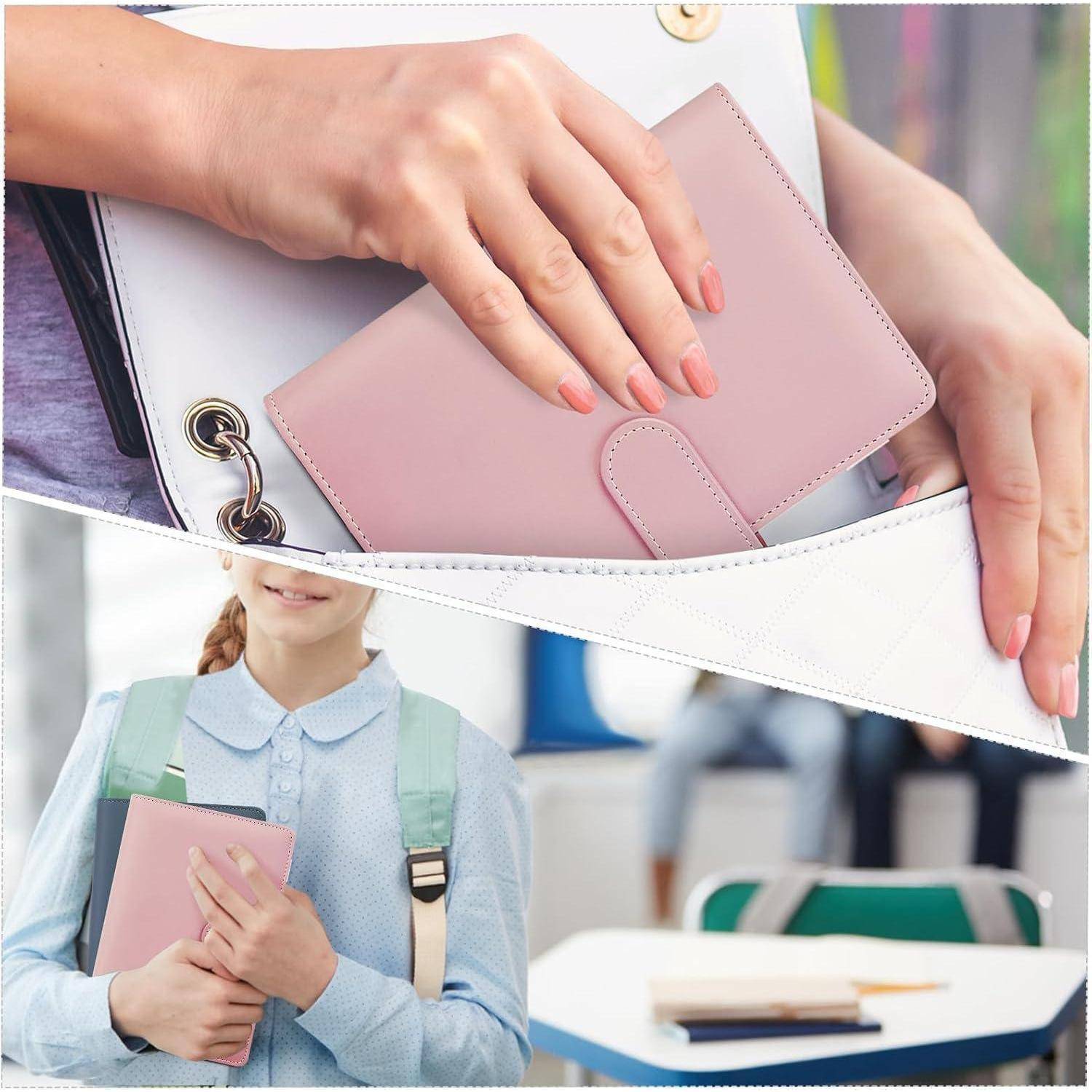 Ein Mädchen mit einem Rucksack hält ein rosa Notizbuch, während es dieses in eine weiße Tasche packt, was darauf hindeutet, dass ein Student sich für die Schule einpackt.