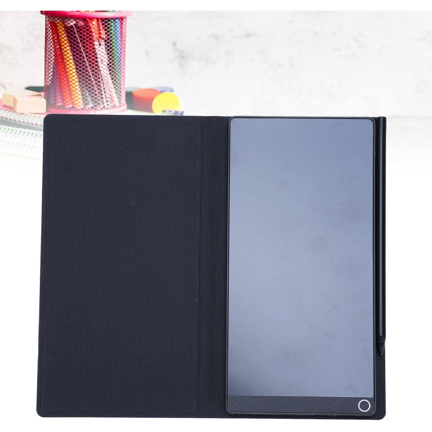 Schwarzes Tablet in einer Foliomappe aufrecht neben einem Stiftbecher auf einem weißen Schreibtisch stehend.