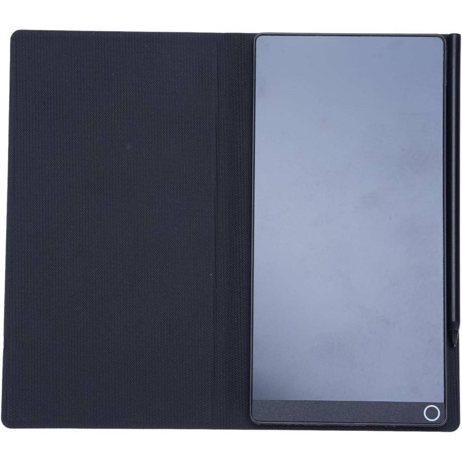 Schwarzes Tablet mit Stylus in einem Folio-Etui, geschlossen auf weißem Hintergrund dargestellt.