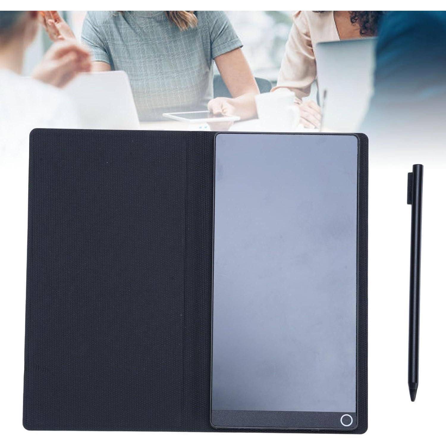 Schwarze Mappe mit einem Tablet oder digitalem Notepad und Stift daneben auf weißem Hintergrund, mit unscharfen Menschen in einem Treffen dahinter.