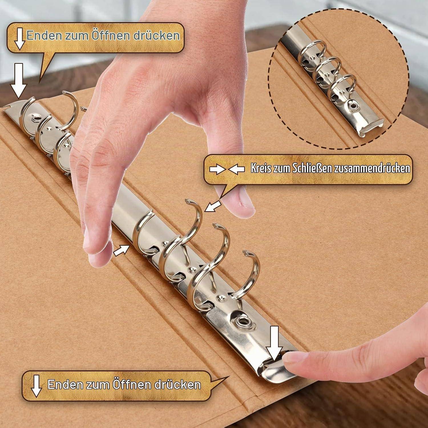 Hände zeigen das Öffnen und Schließen eines Ringbindermechanismus auf einem Kartonumschlag, mit Pfeilen und deutschen Etiketten, die erklären, die Enden zu drücken zum Öffnen und den Ring zu quetschen zum Schließen.