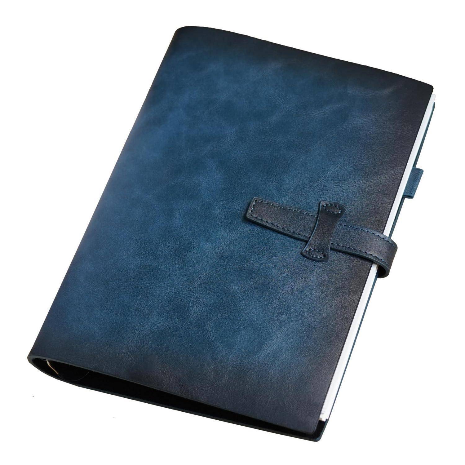 Blaues Ledernotizenbuch oder Planer mit Verschlussgurt auf weißem Hintergrund.