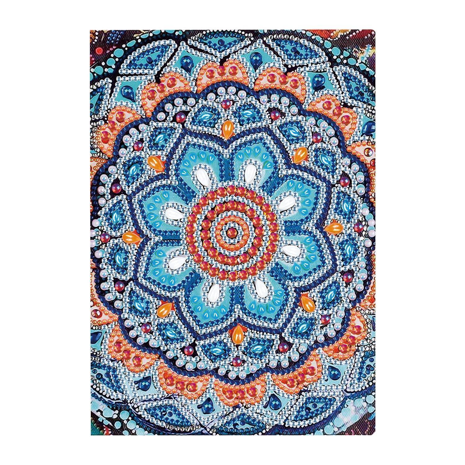 Farbenfrohe Mandala-ähnliche Punktmalerei mit geschichteten blauen, orangefarbenen und weißen Blütenmustern, die von einem kreisförmigen Mittelpunkt auf einer rechteckigen Leinwand ausstrahlen.